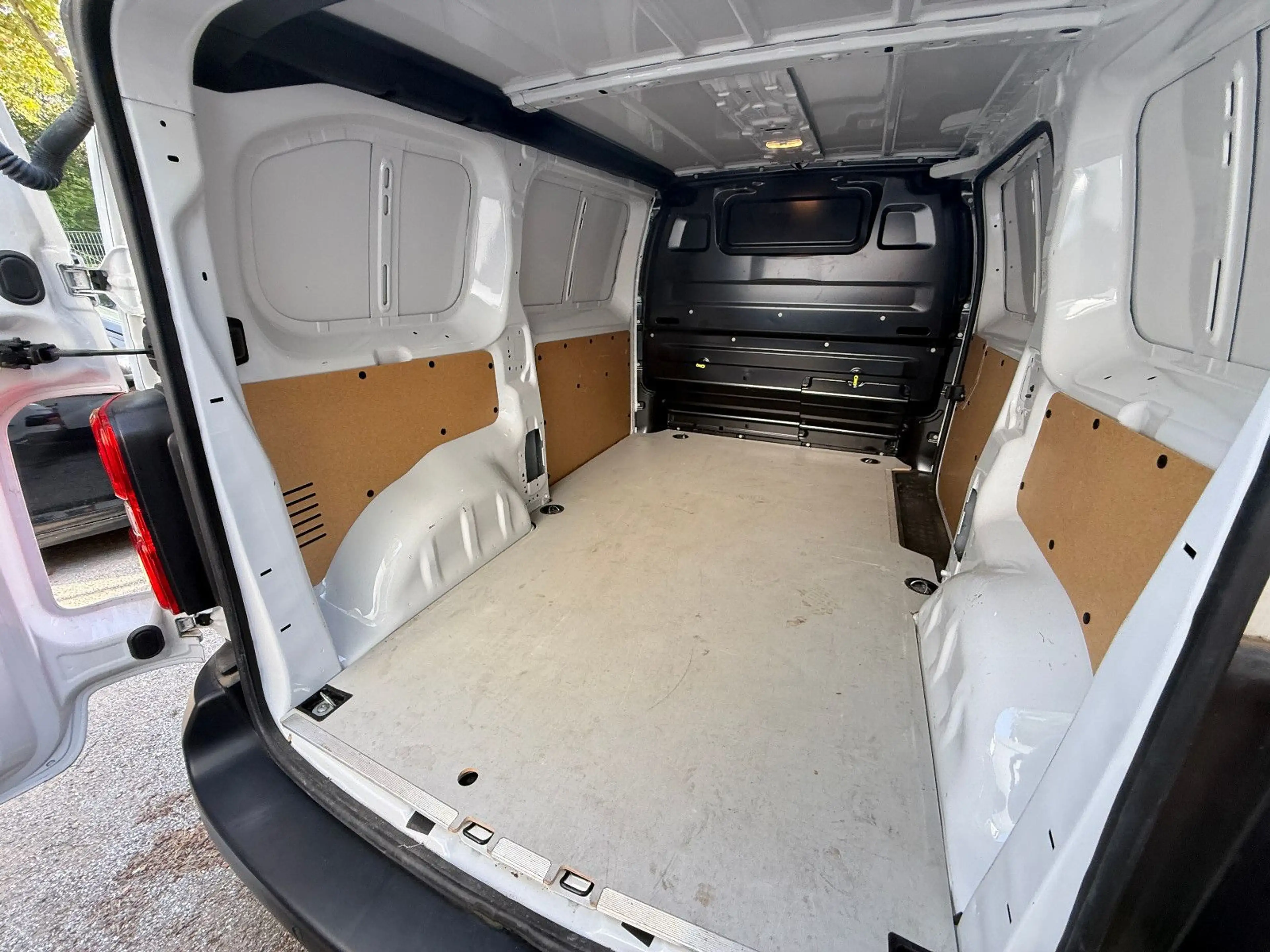 Peugeot Expert 2.0 BlueHDi 145 L2 — photo 14