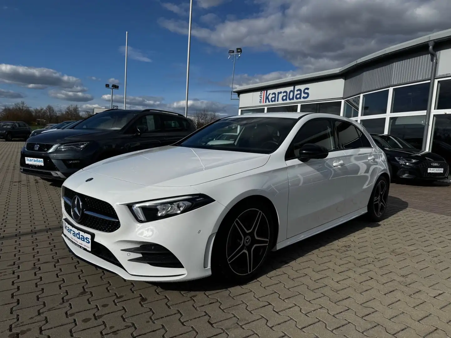 Mercedes-Benz A 200 AMG LINE NightPaket/LED/NAV/SHZ/KAM/MBUX Weiß - 1