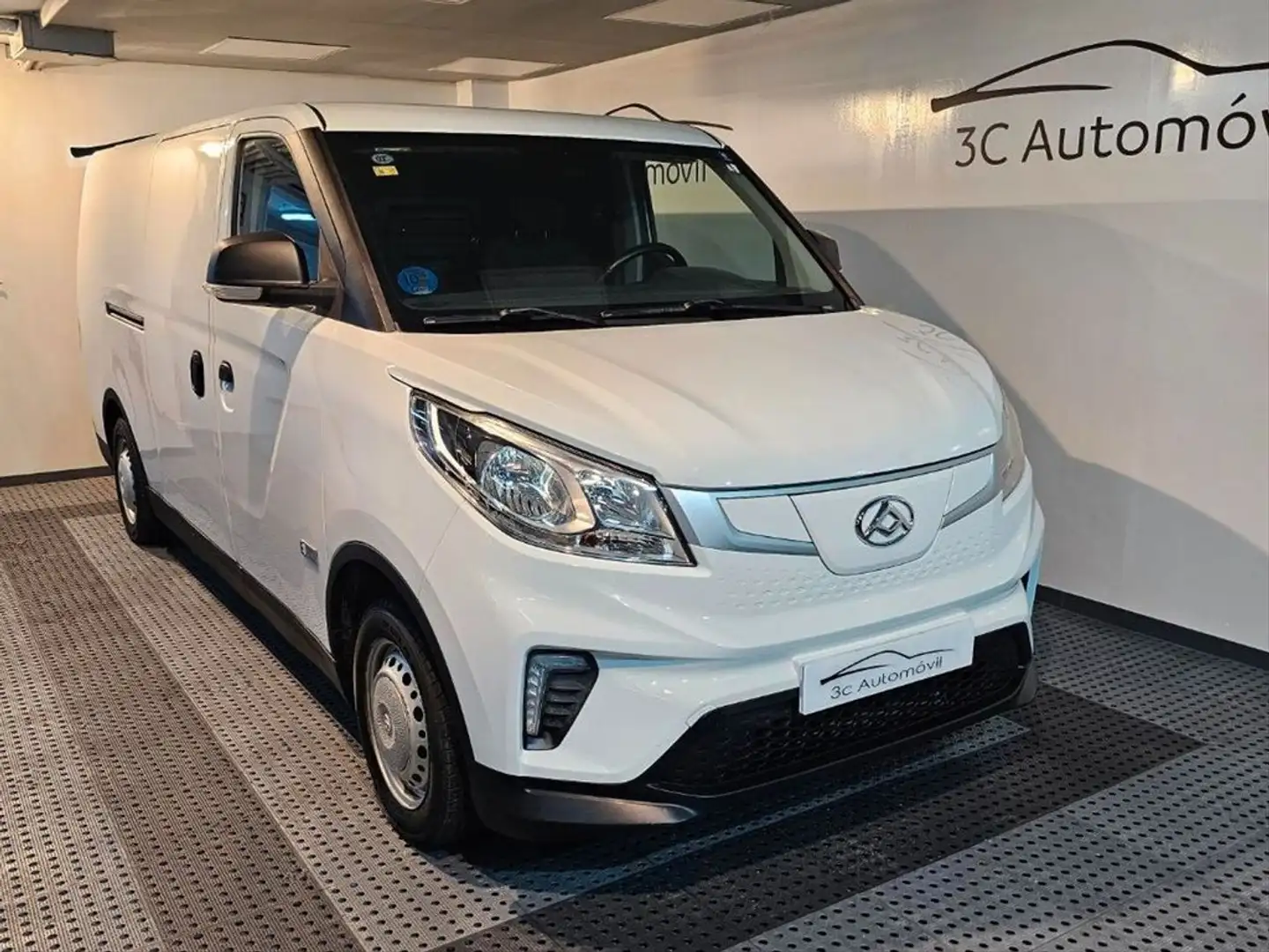 Maxus LWB 53 kWh Blanc - 1