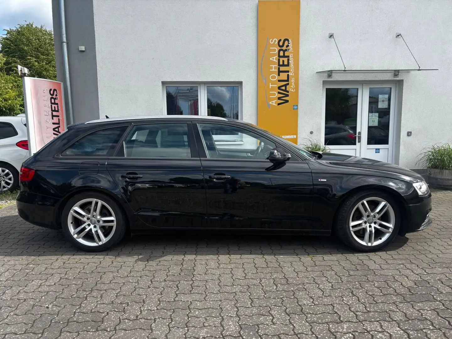Audi A4 Avant S line Sportpaket / plus = Automatik = Schwarz - 2