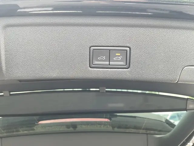 Volkswagen Touareg view 14