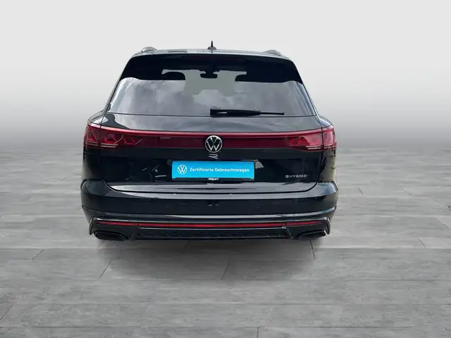 Volkswagen Touareg view 5