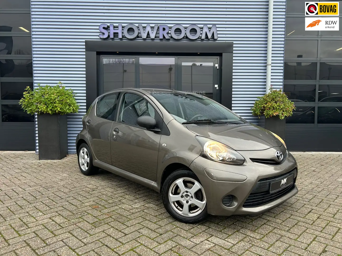 Toyota Aygo 1.0 VVT-i Now Airco|5-deurs|Lichtmetalenvelgen| Bruin - 1