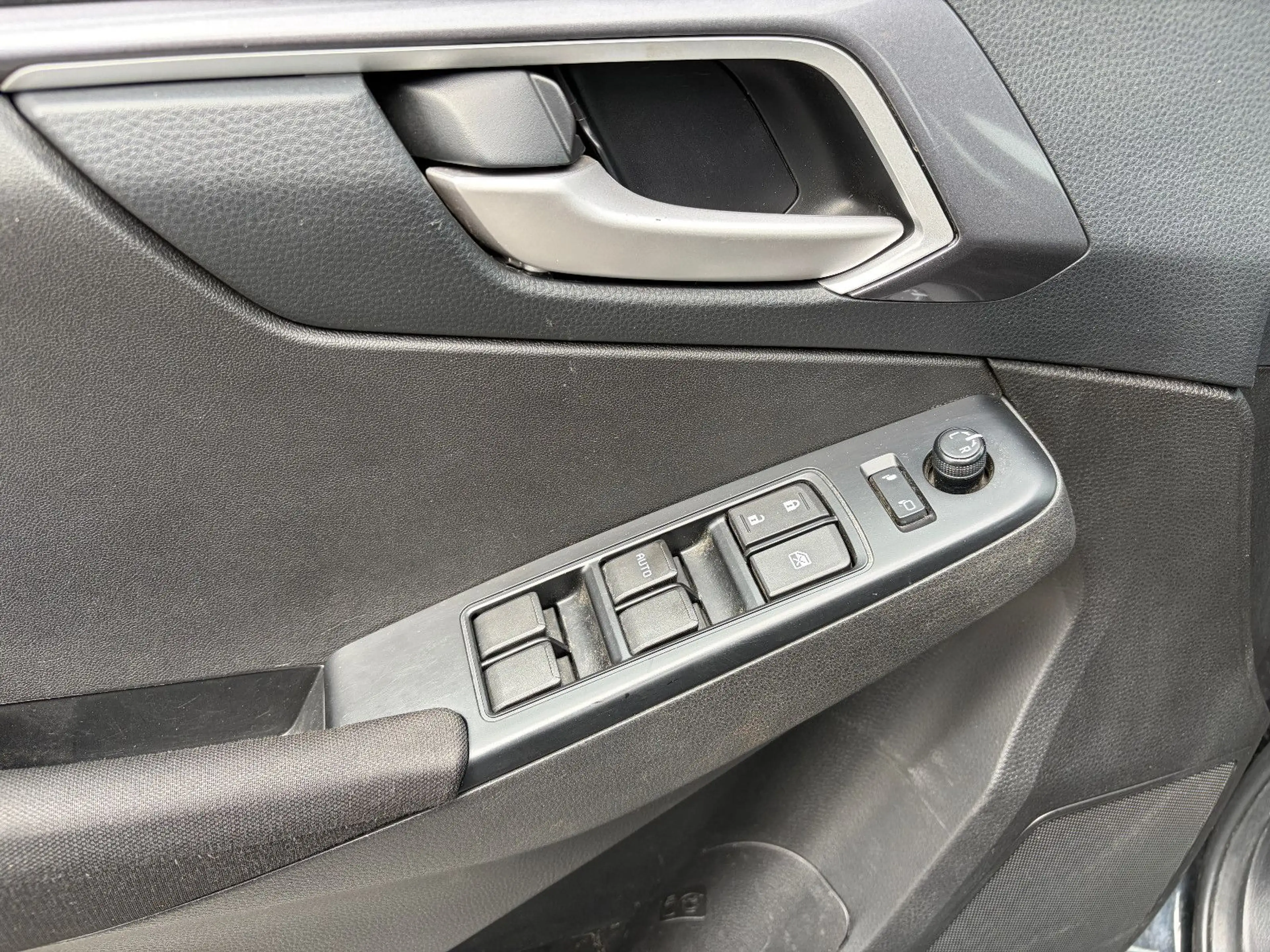 Isuzu D-Max LS Doka Automatik Hardtop — photo 13