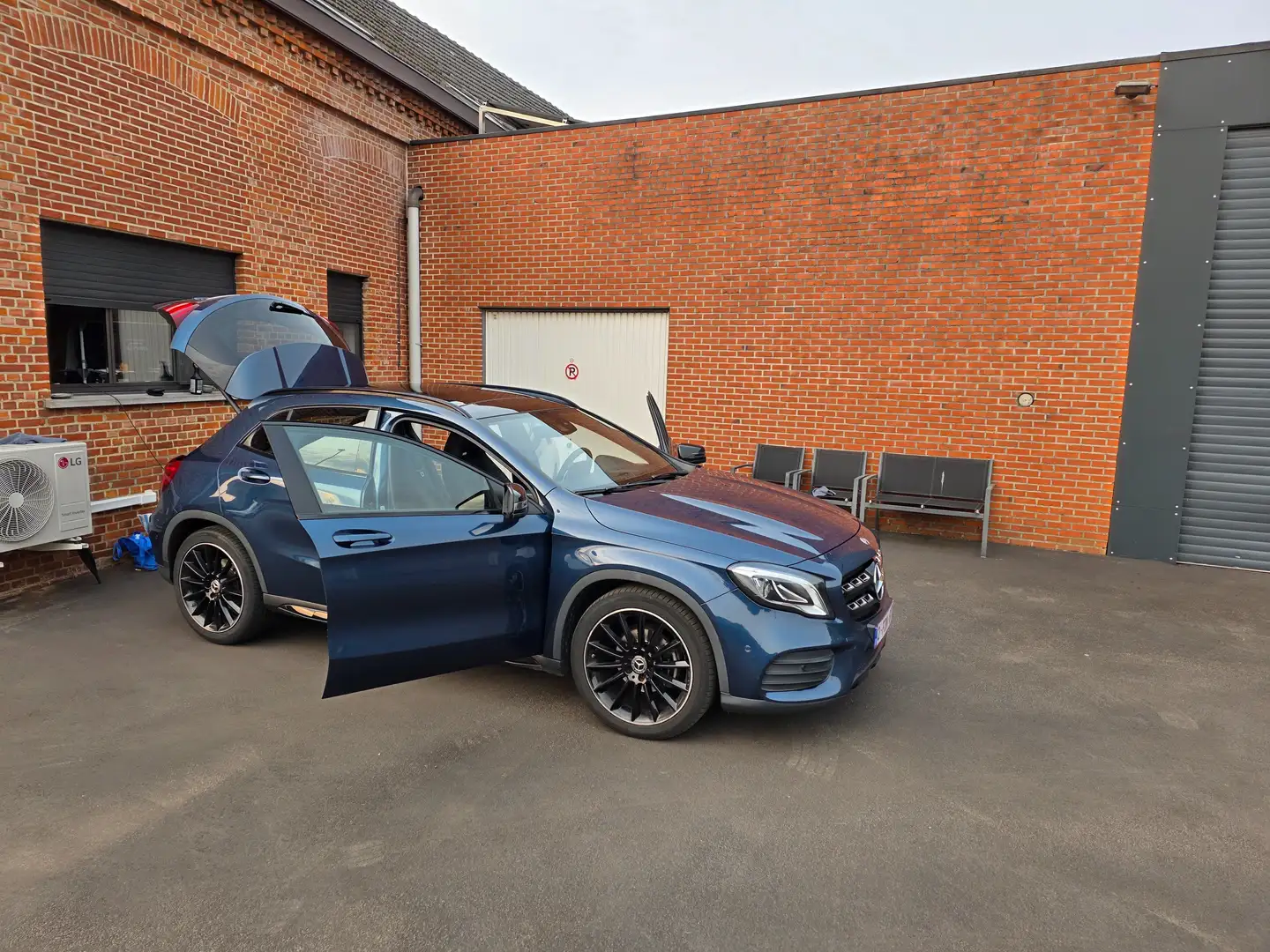 Mercedes-Benz GLA 180 GLA 180 7G-DCT AMG Line Blauw - 1