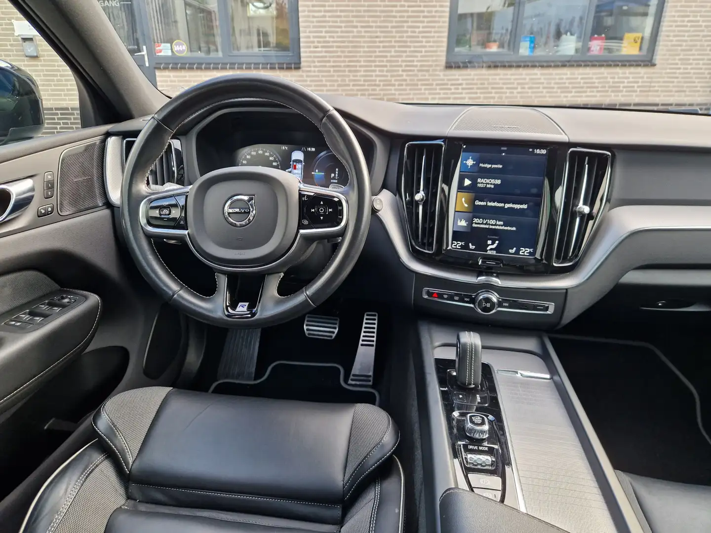 Volvo XC60 2.0 T8 Twin Engine AWD R-Design PANO | Luchtvering Wit - 2
