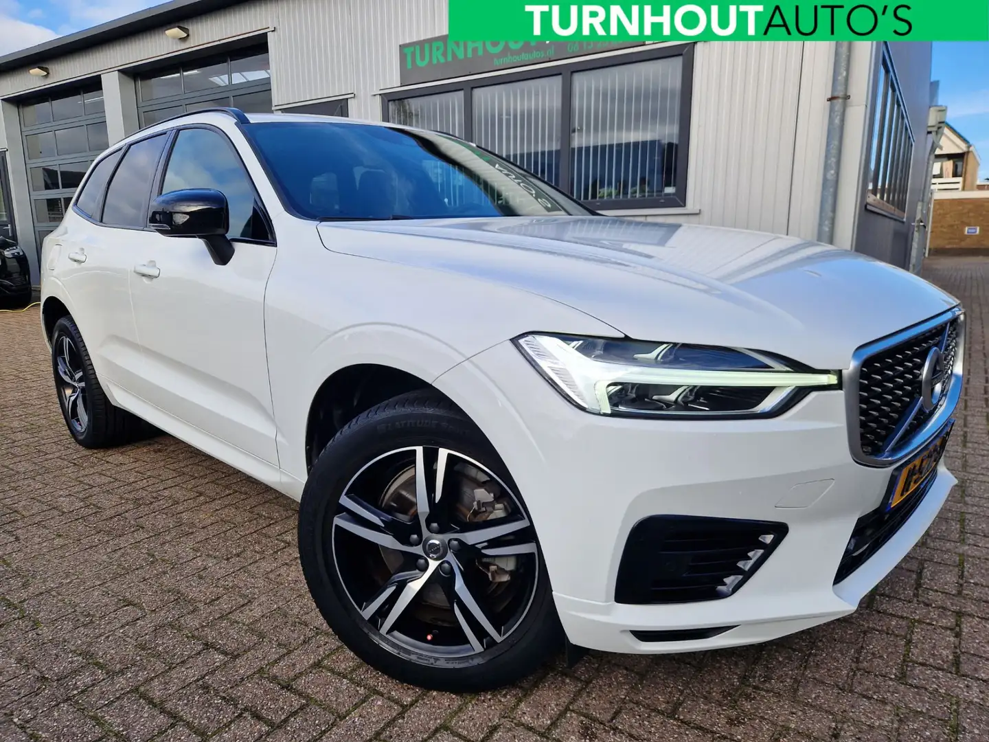 Volvo XC60 2.0 T8 Twin Engine AWD R-Design PANO | Luchtvering Wit - 1