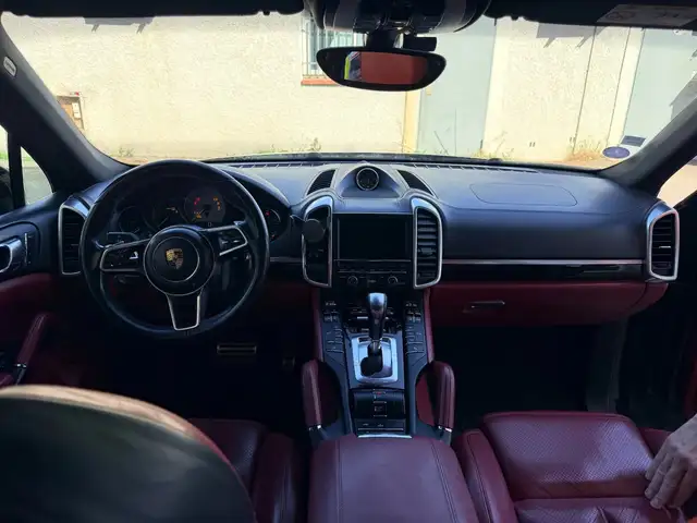 Porsche Cayenne view 15