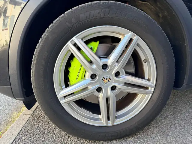Porsche Cayenne view 12