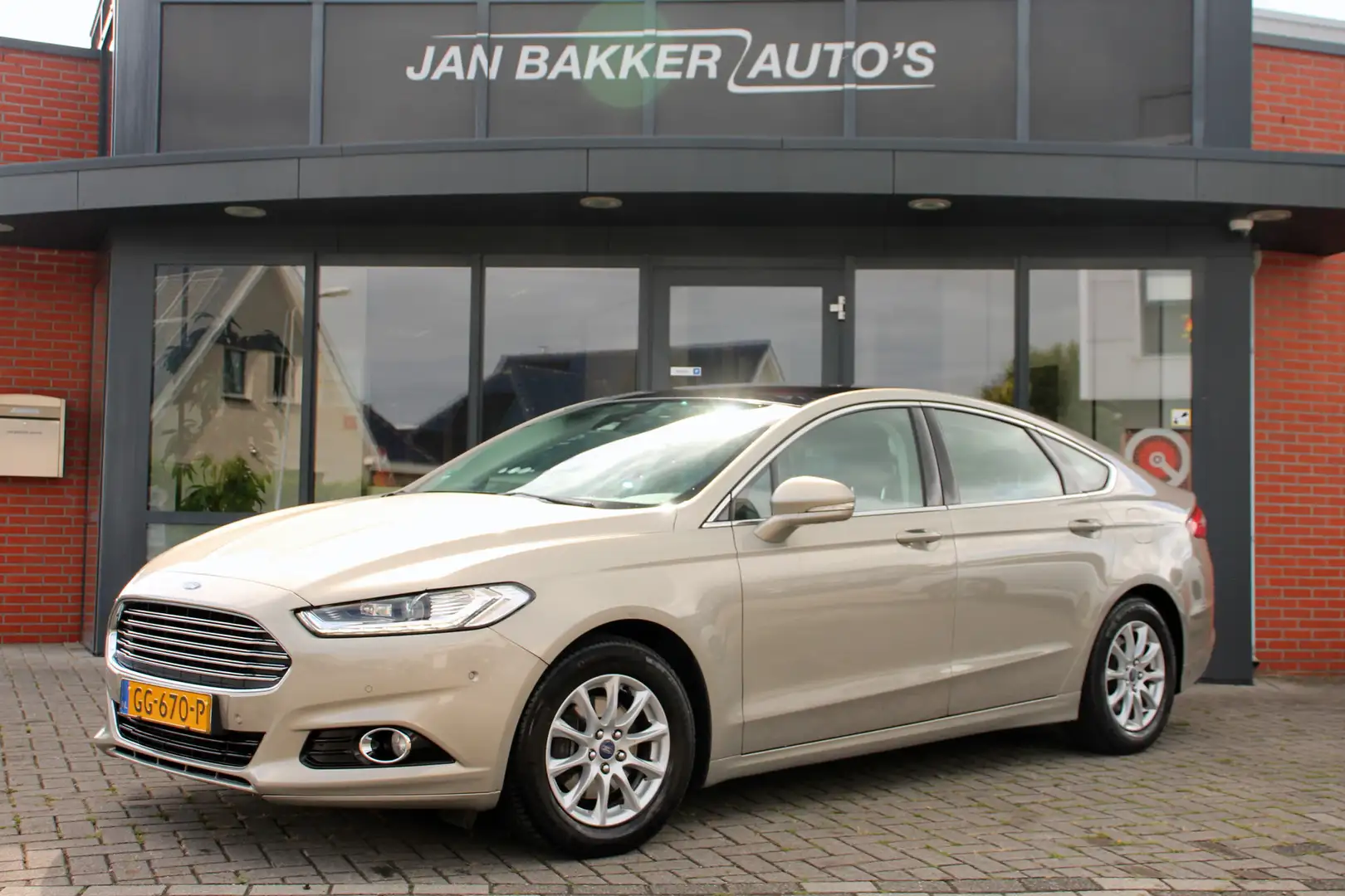 Ford Mondeo 1.5 Titanium ✅ Trekhaak ✅ Navi ✅ Panoramadak Gris - 1