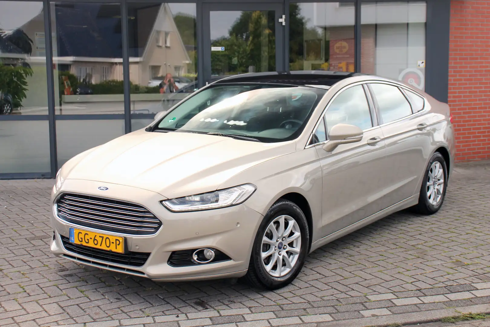 Ford Mondeo 1.5 Titanium ✅ Trekhaak ✅ Navi ✅ Panoramadak Gris - 2