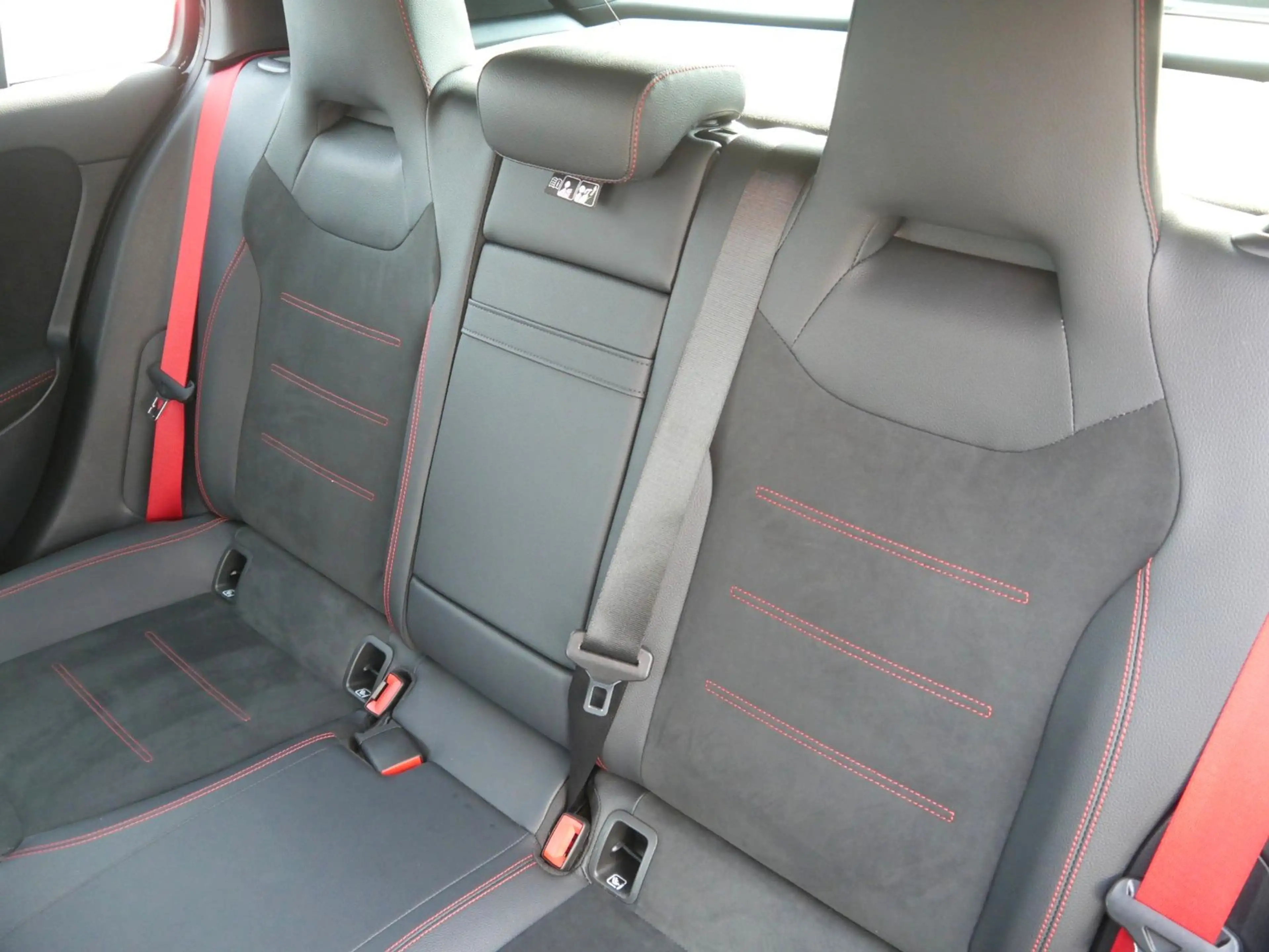 Mercedes-Benz A 35 AMG 4Matic NAVI/LED/BURM/PREMIUM — photo 10