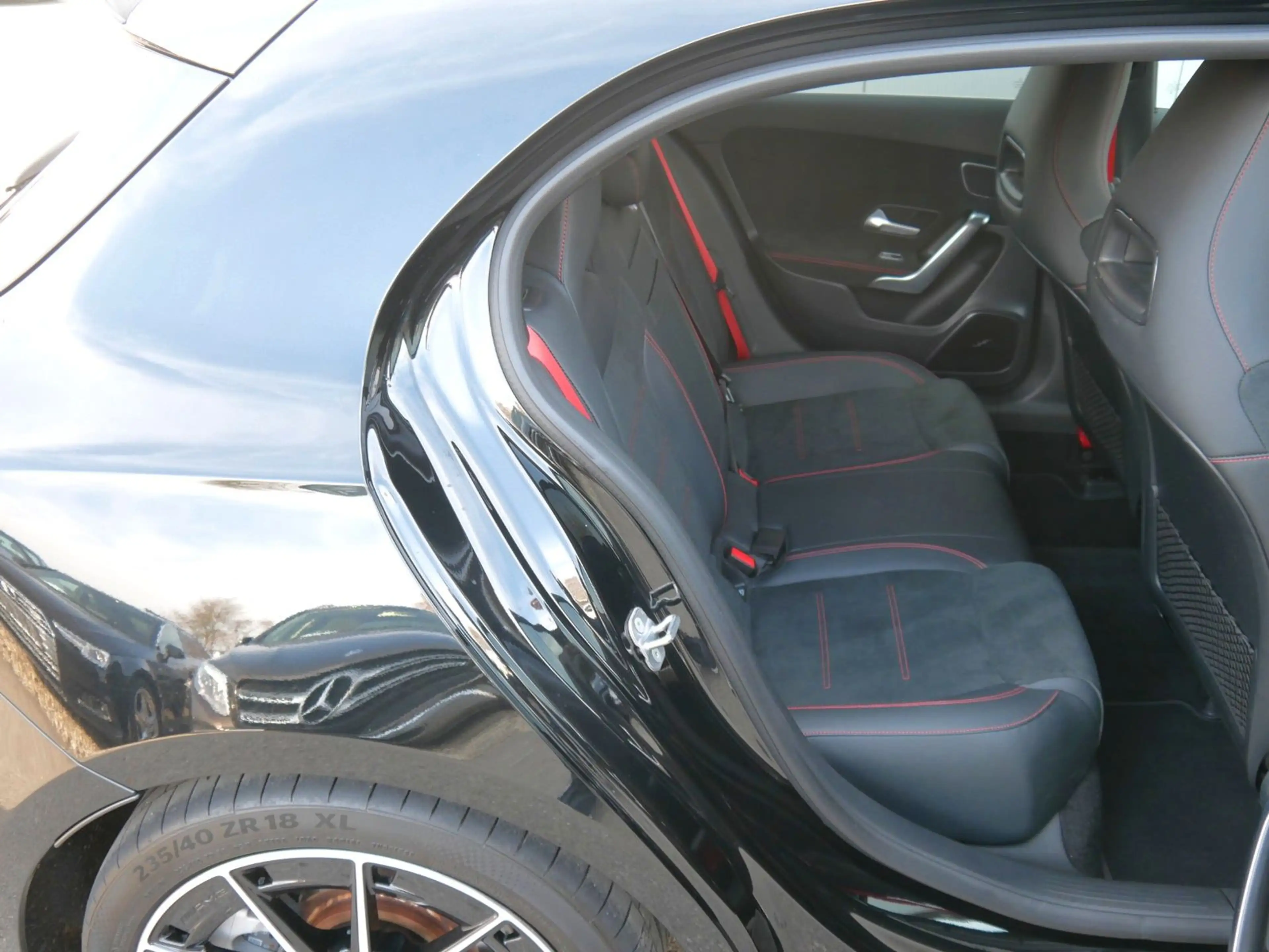 Mercedes-Benz A 35 AMG 4Matic NAVI/LED/BURM/PREMIUM — photo 12