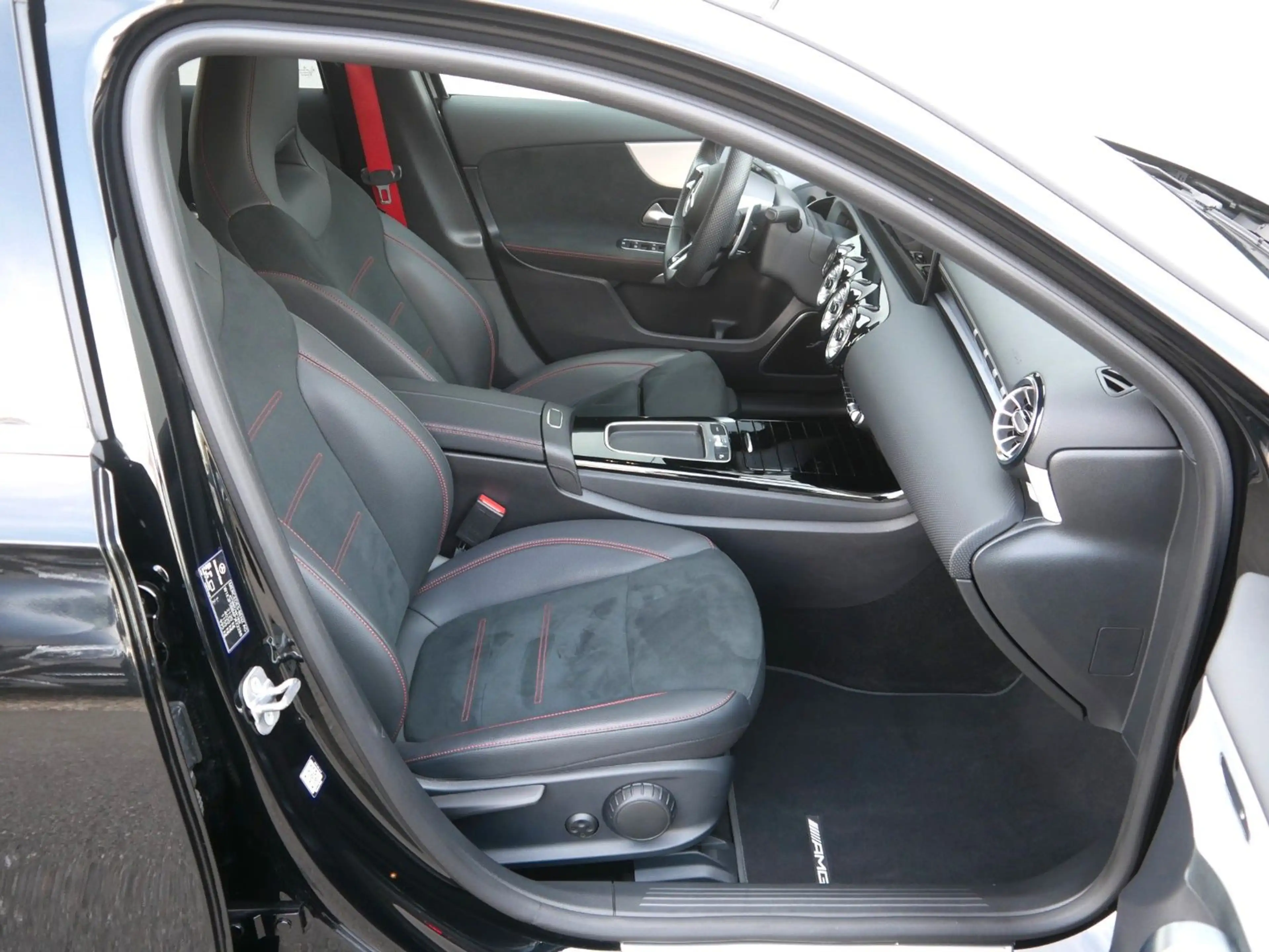 Mercedes-Benz A 35 AMG 4Matic NAVI/LED/BURM/PREMIUM — photo 13