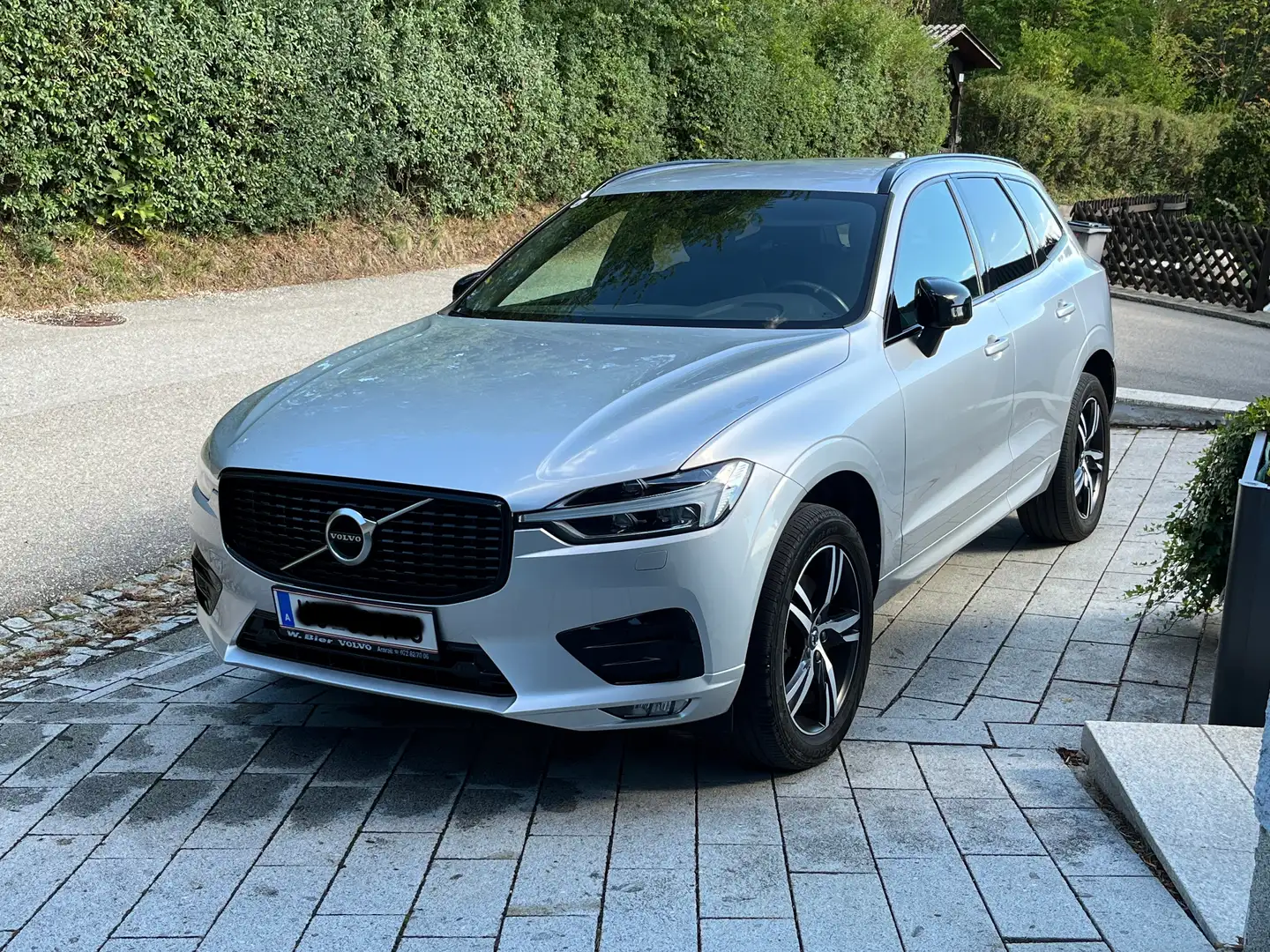 Volvo XC60 B4 R-Design MildHybrid Silber - 1