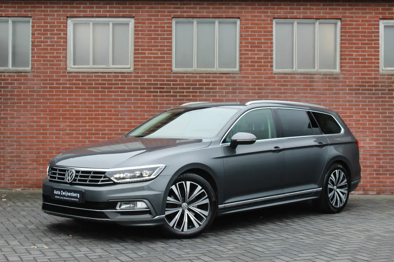 Volkswagen Passat Variant 2.0 TDI Business Edition R | Pano | ACC | Stoelver Grijs - 1