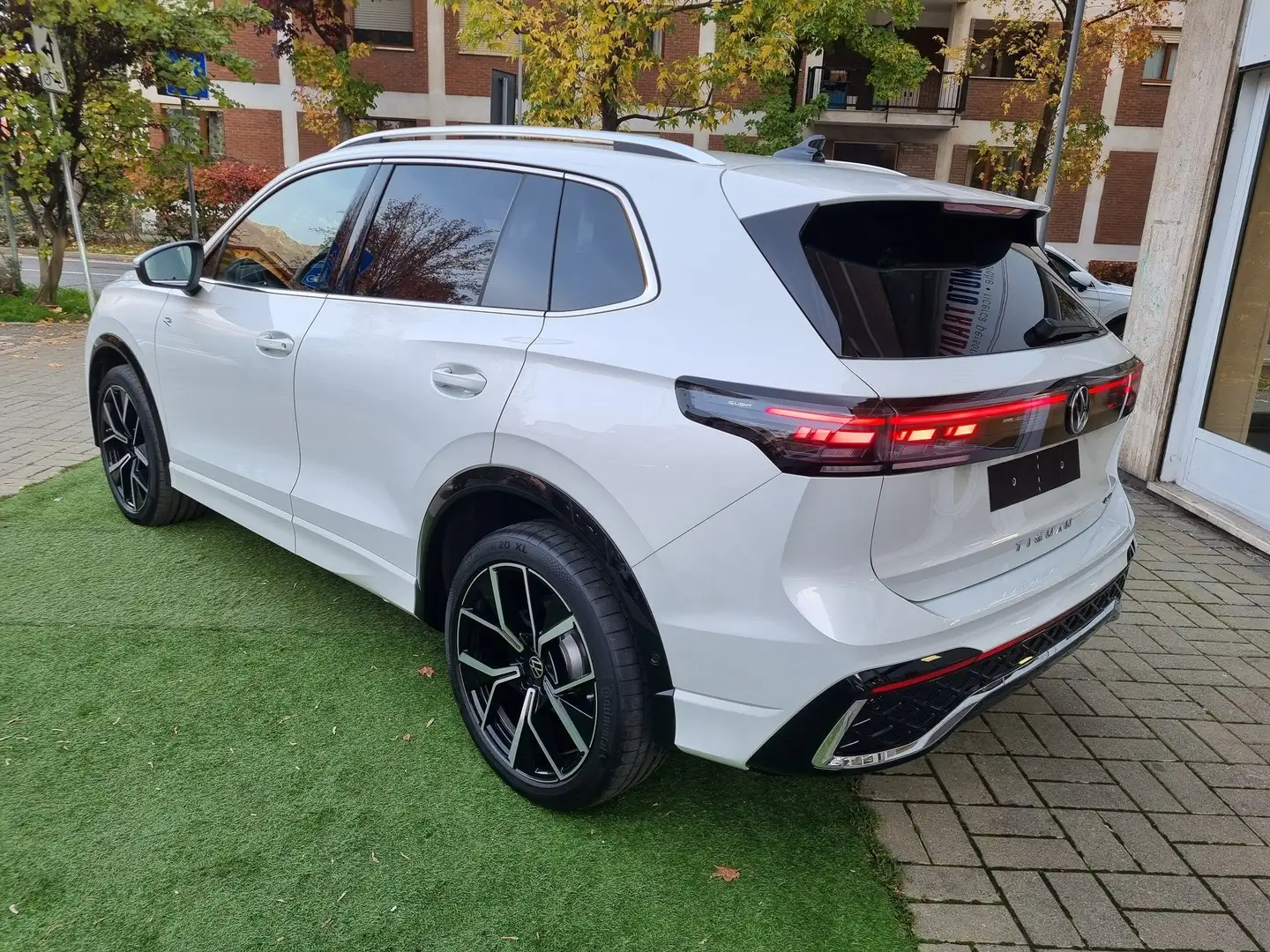 Volkswagen Tiguan Tiguan 2.0 tdi R-Line Plus 4motion 193cv dsg Bianco - 2