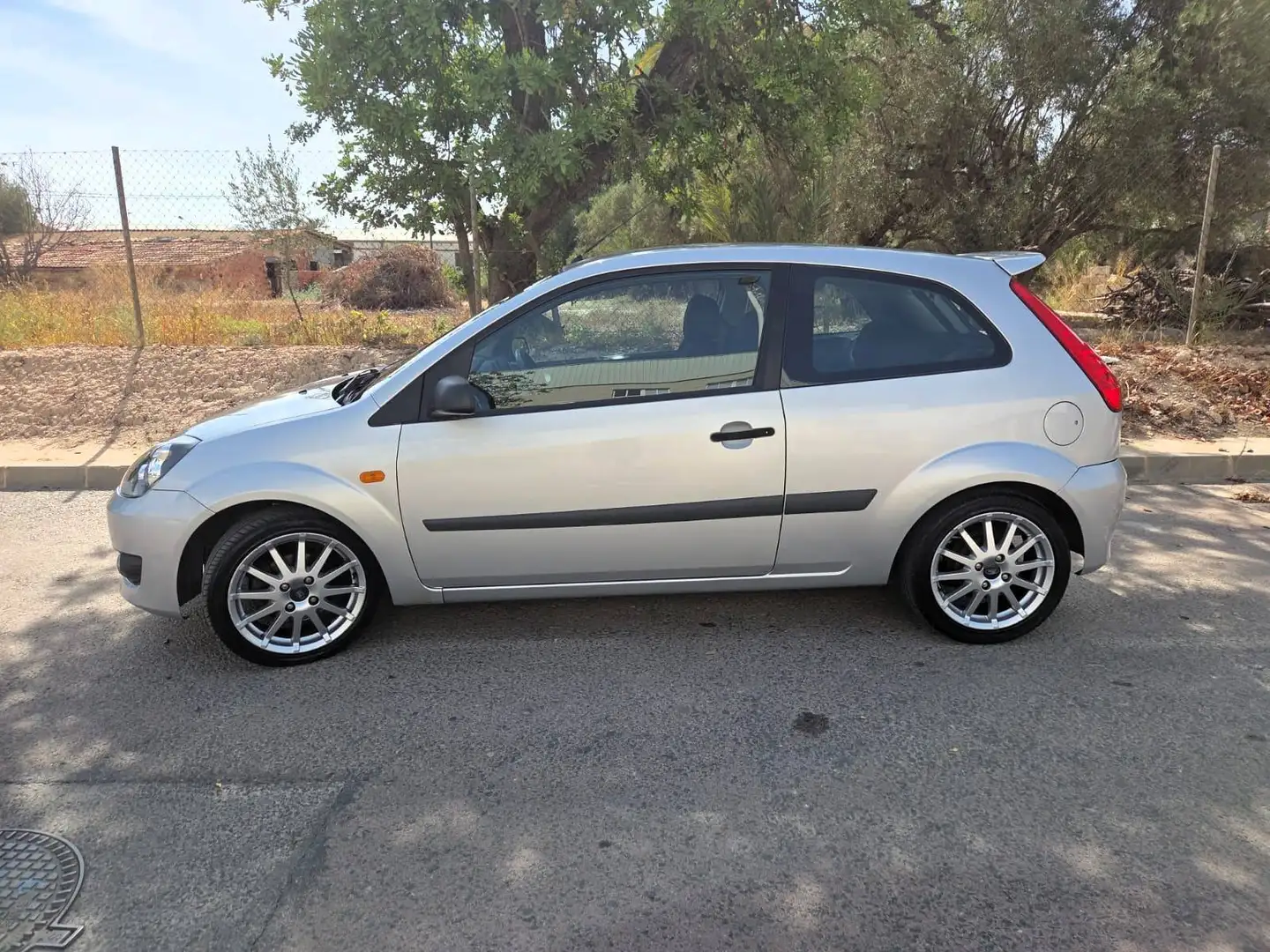 Ford Fiesta Fiesta 1.6TDCI Sport Sport Plateado - 2