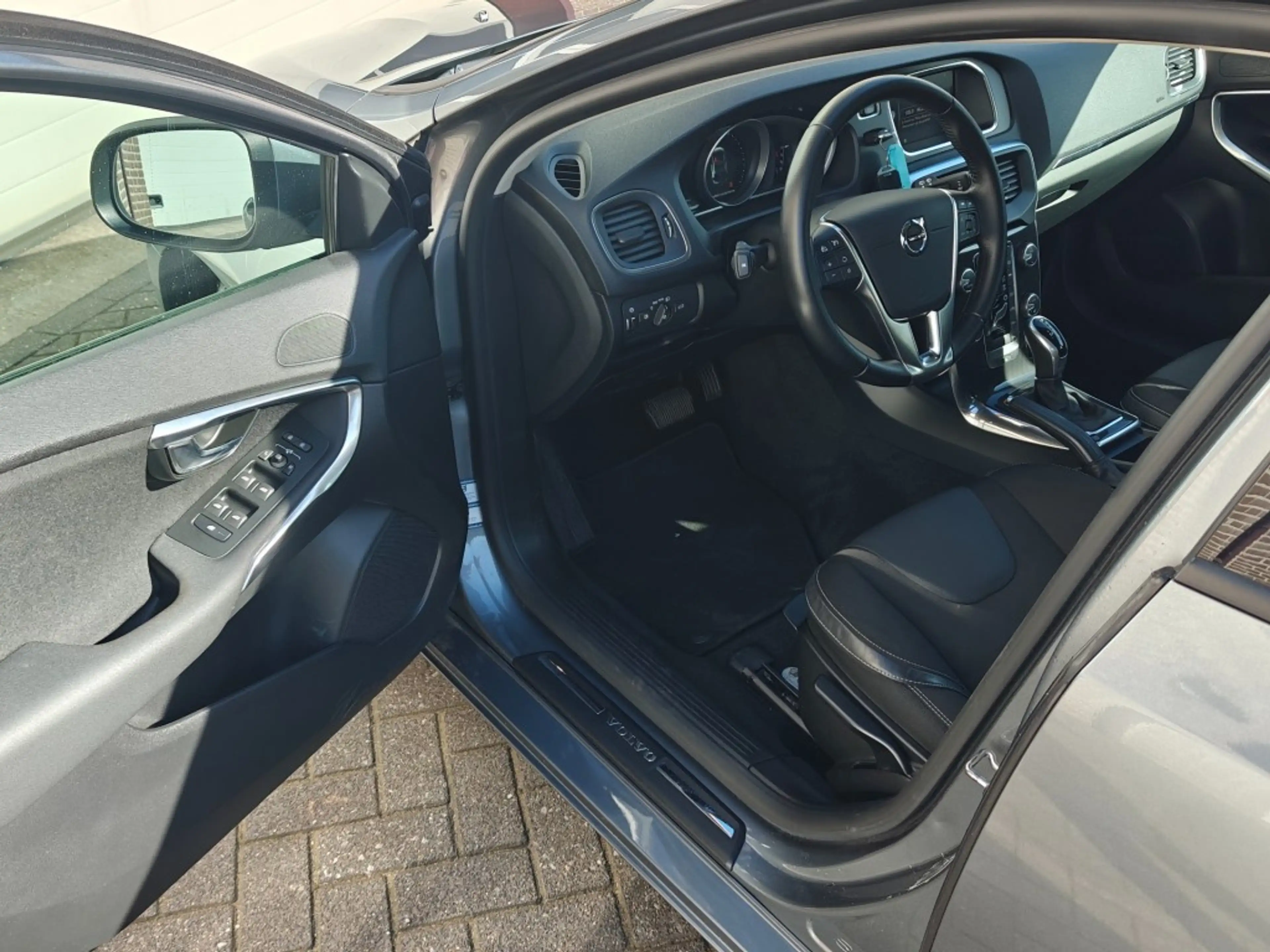 Volvo V40 1.5 t2 Nordic+ TrekhaakAutomaatAll seasonsPrijs al — photo 6