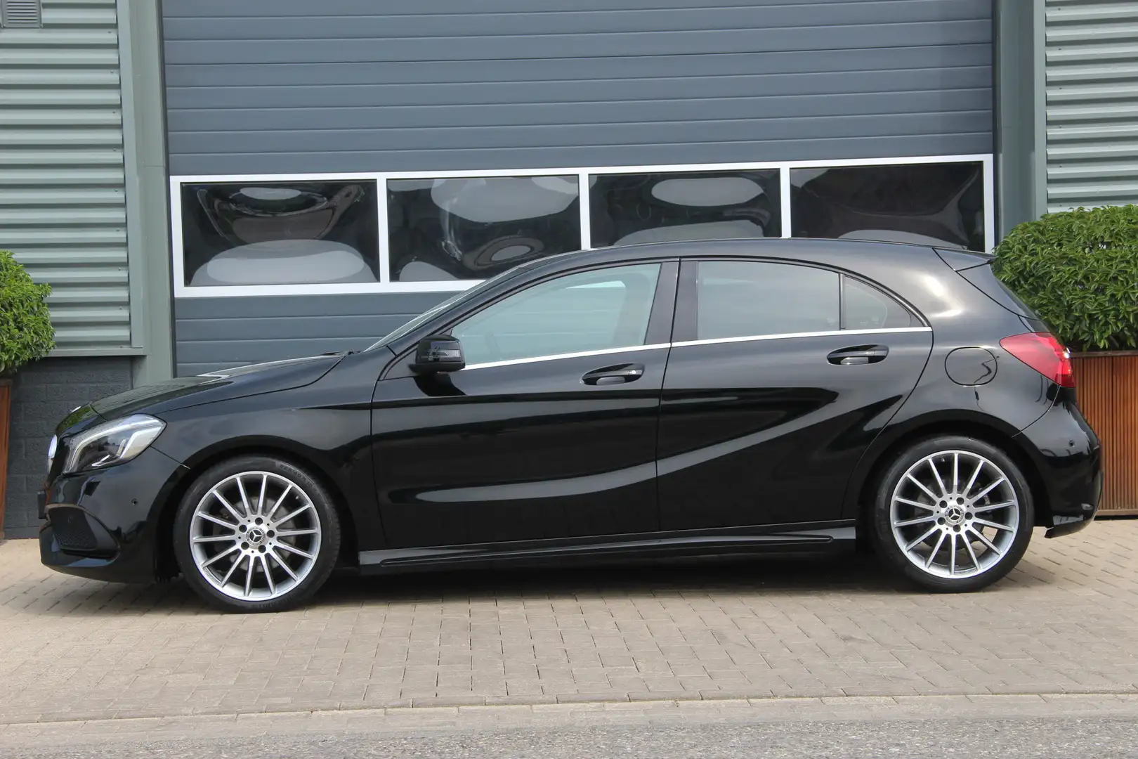 Mercedes-Benz A 200 AMG Line | Keyless | Distronic Plus | LED | CarPla Schwarz - 2
