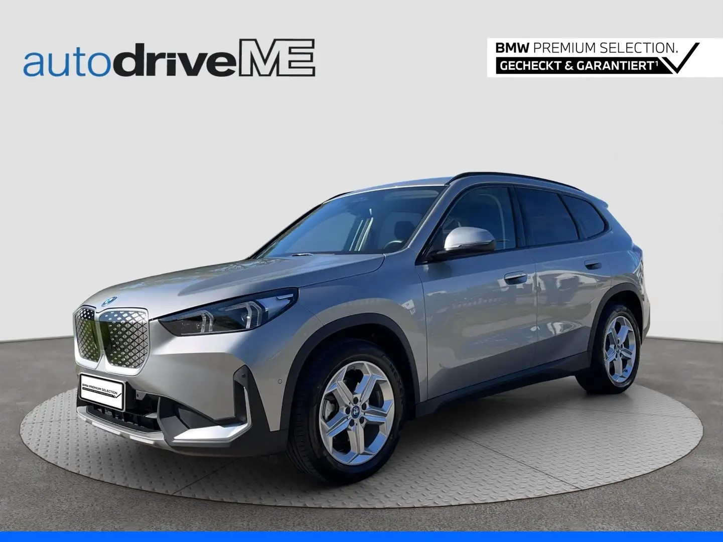 BMW iX1 eDrive 20 KAM LED ACC Kam. SHZ AHK AUT LM Silber - 1