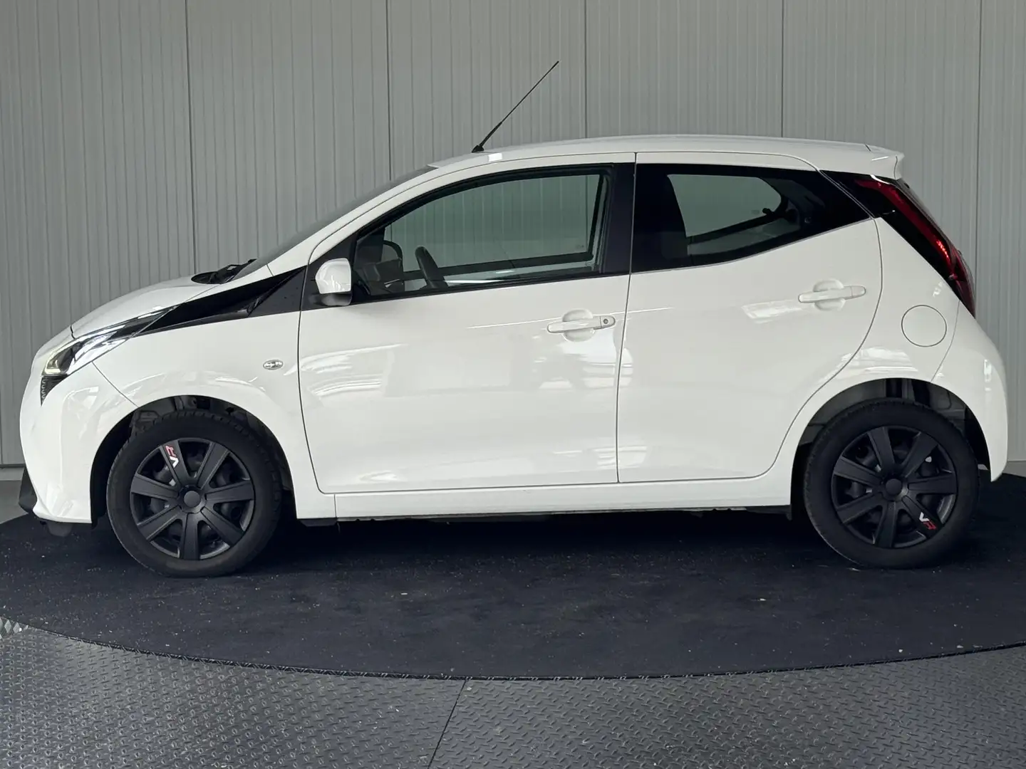 Toyota Aygo 1.0 VVT-i X-Play Apple Carplay Airco NL Wit - 2