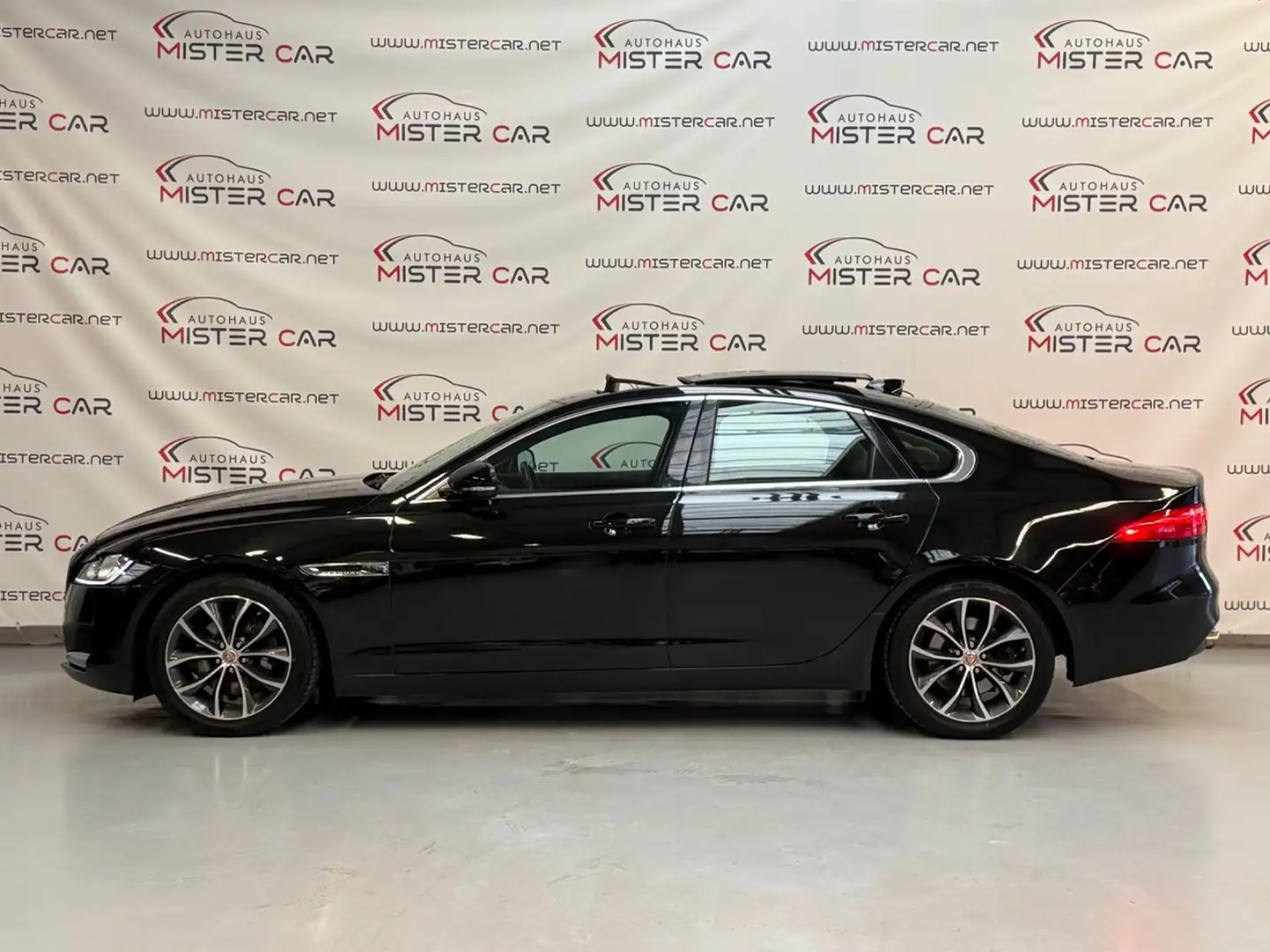 Jaguar XF Prestige Aut PANO/XENON/NAVI/KAM/KEY/SPUR/TOT Schwarz - 2