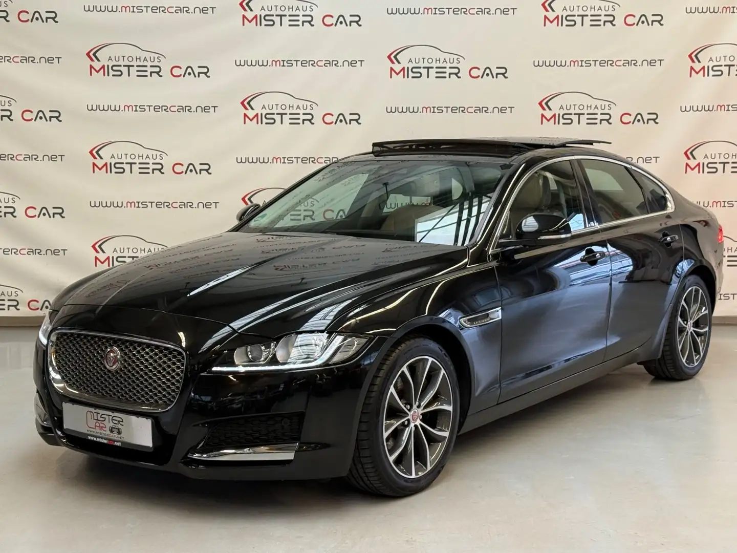 Jaguar XF Prestige Aut PANO/XENON/NAVI/KAM/KEY/SPUR/TOT Schwarz - 1
