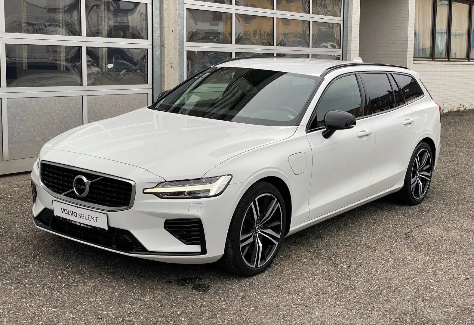 Volvo V60 T8 R-Design Plug-In Hybrid AWD Weiß - 1