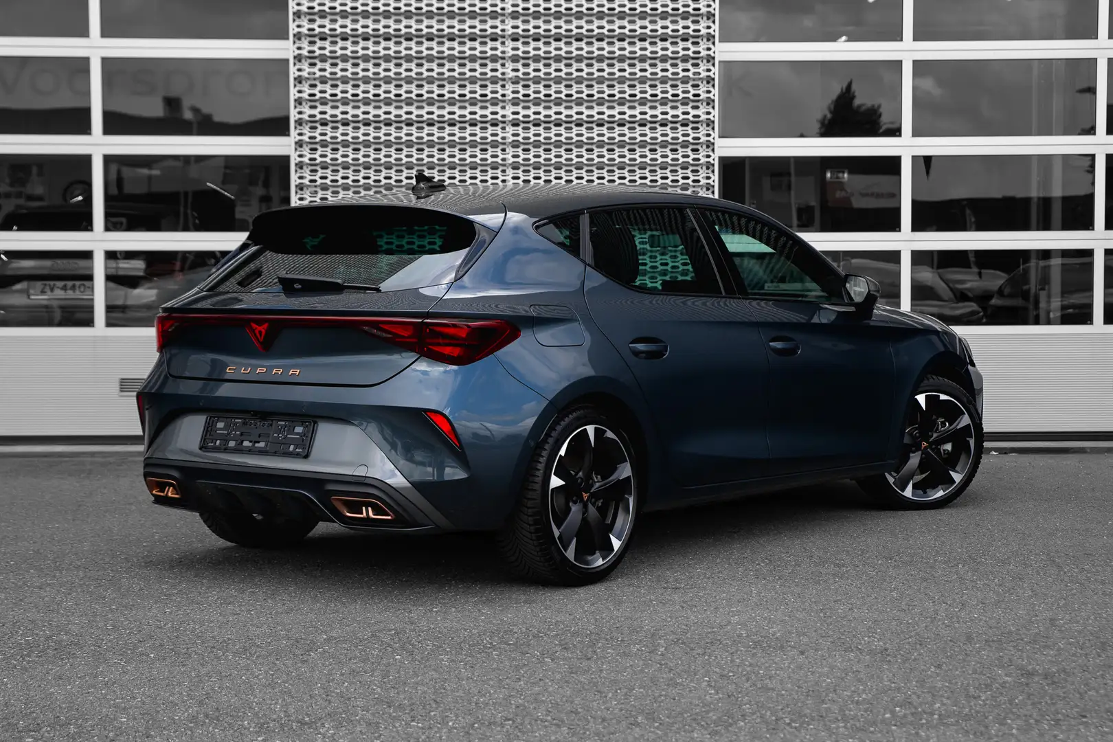 CUPRA Leon 1.5 TSI e-Hybrid 204pk Essential | Achteruitrijcam Grau - 2