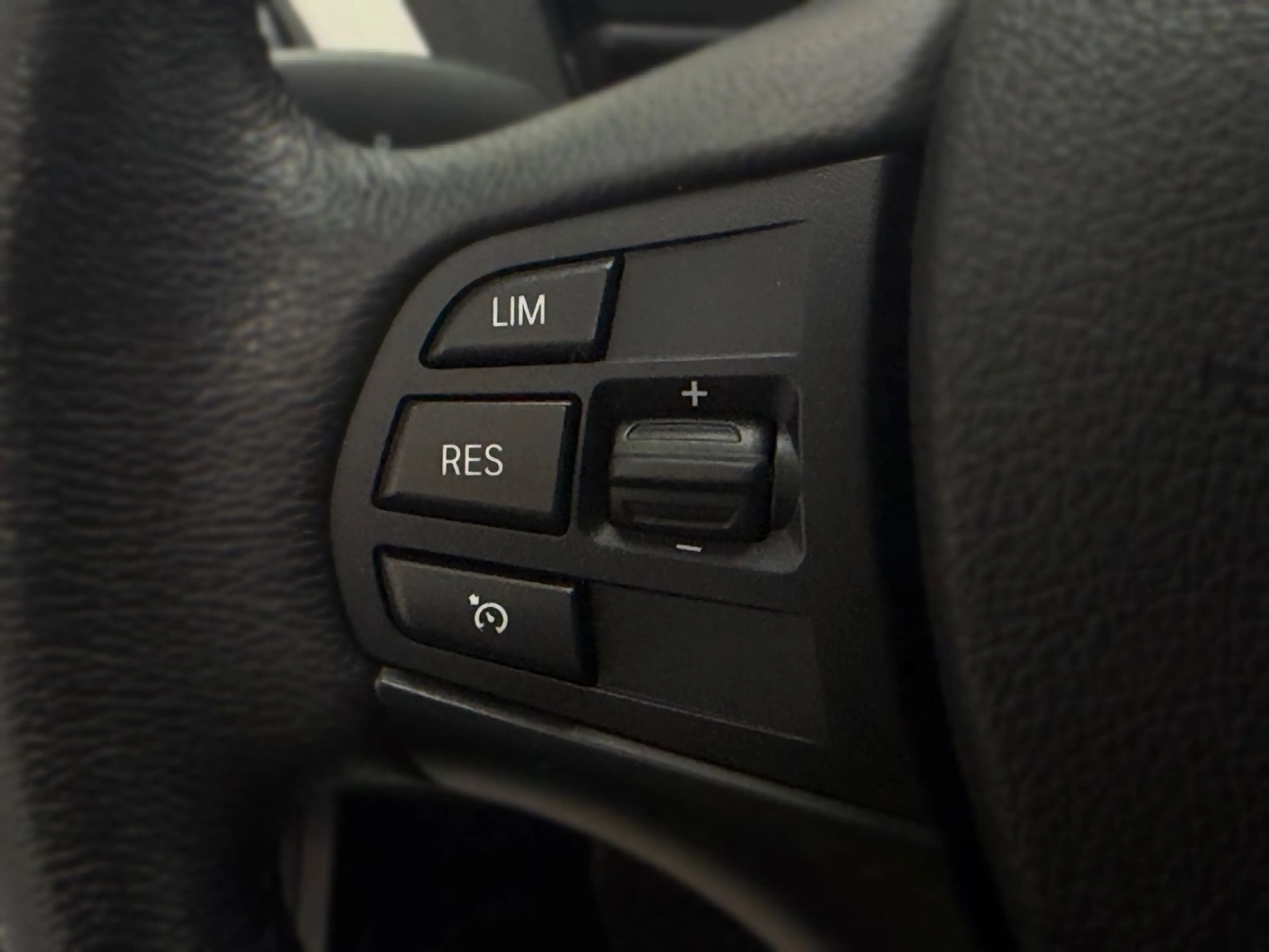 BMW 120 i Automatik|PDC|SHZ|TempoIBT|Scheckheftgepfl — photo 14