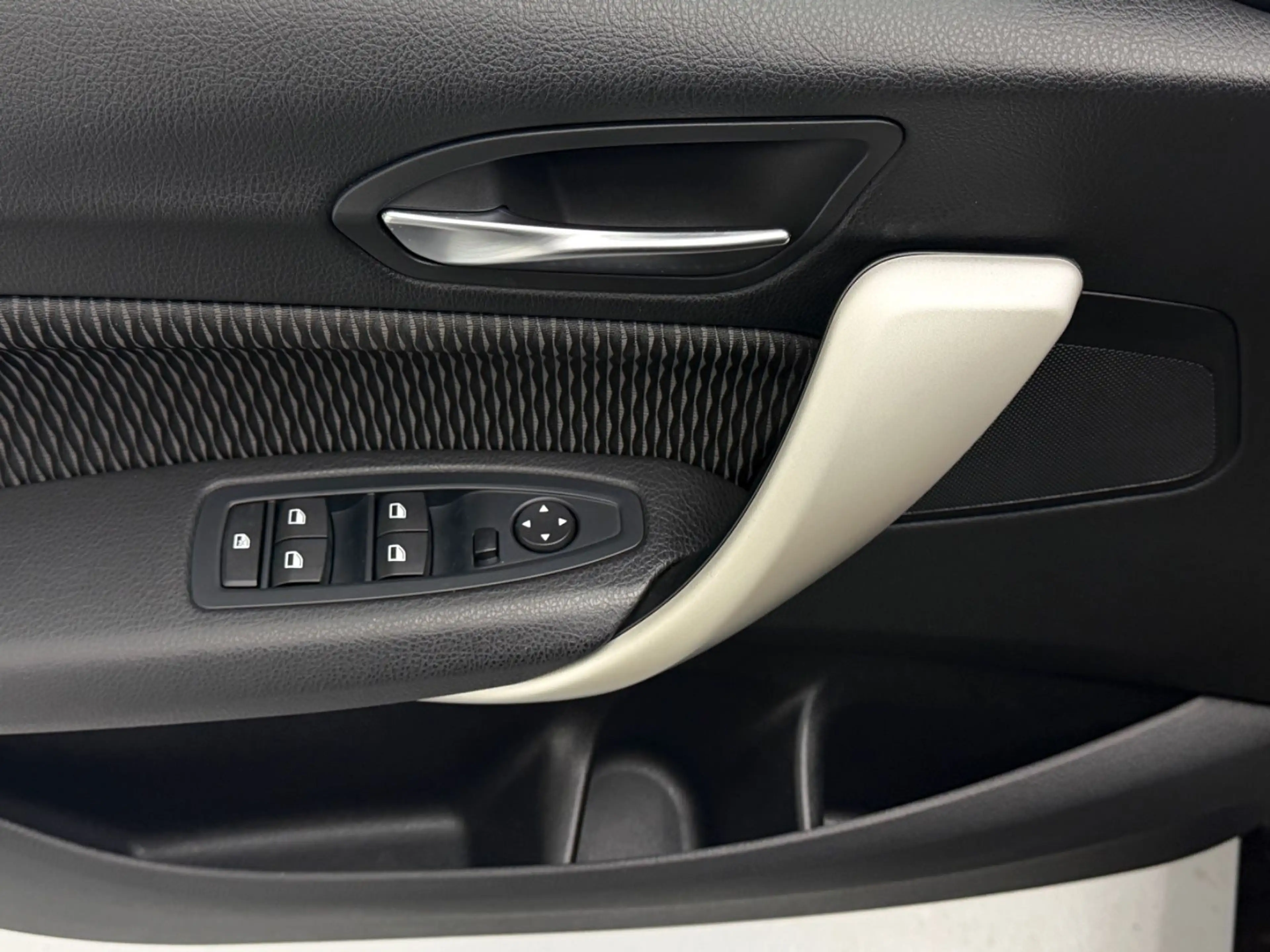 BMW 120 i Automatik|PDC|SHZ|TempoIBT|Scheckheftgepfl — photo 11