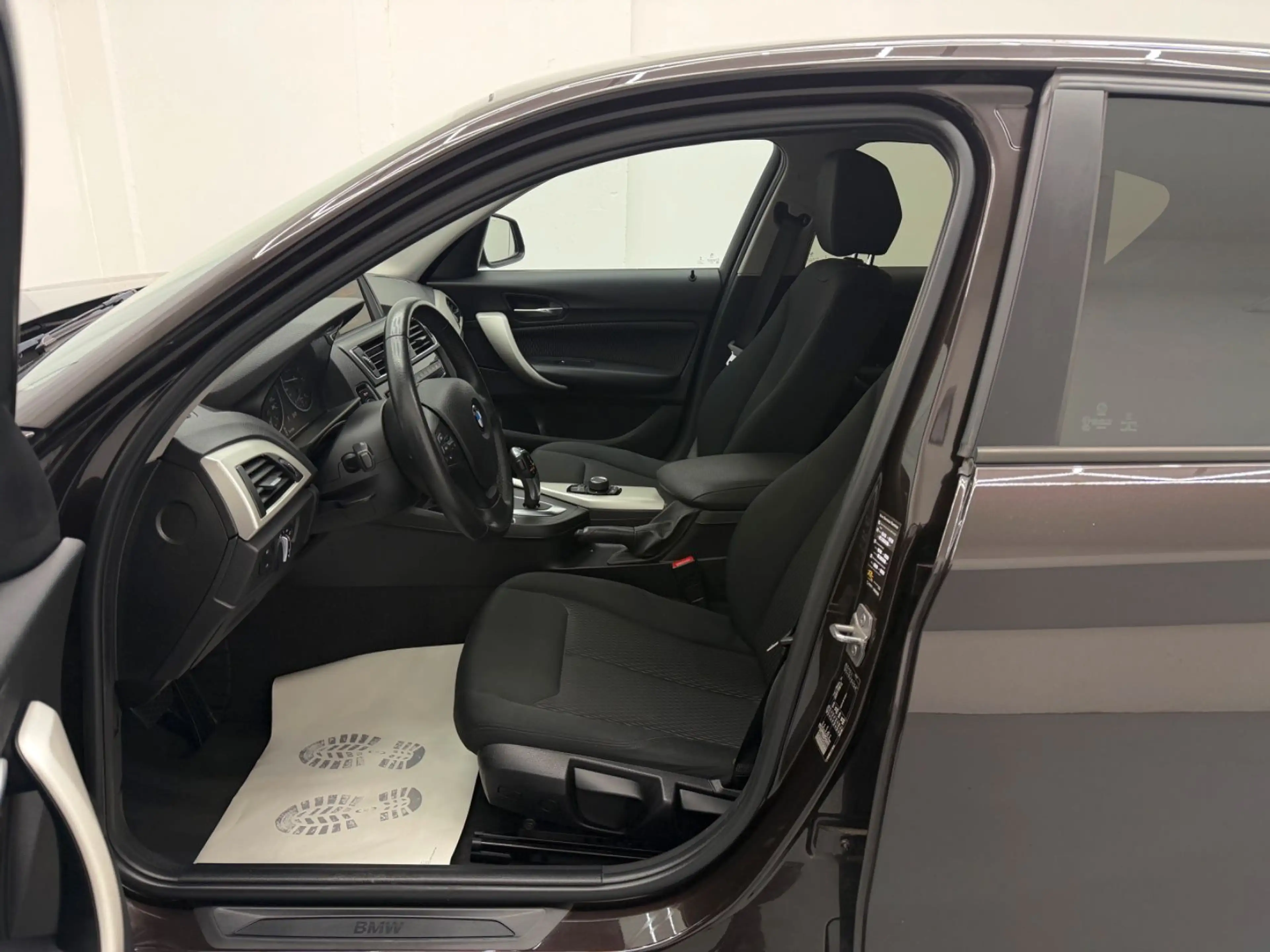 BMW 120 i Automatik|PDC|SHZ|TempoIBT|Scheckheftgepfl — photo 9
