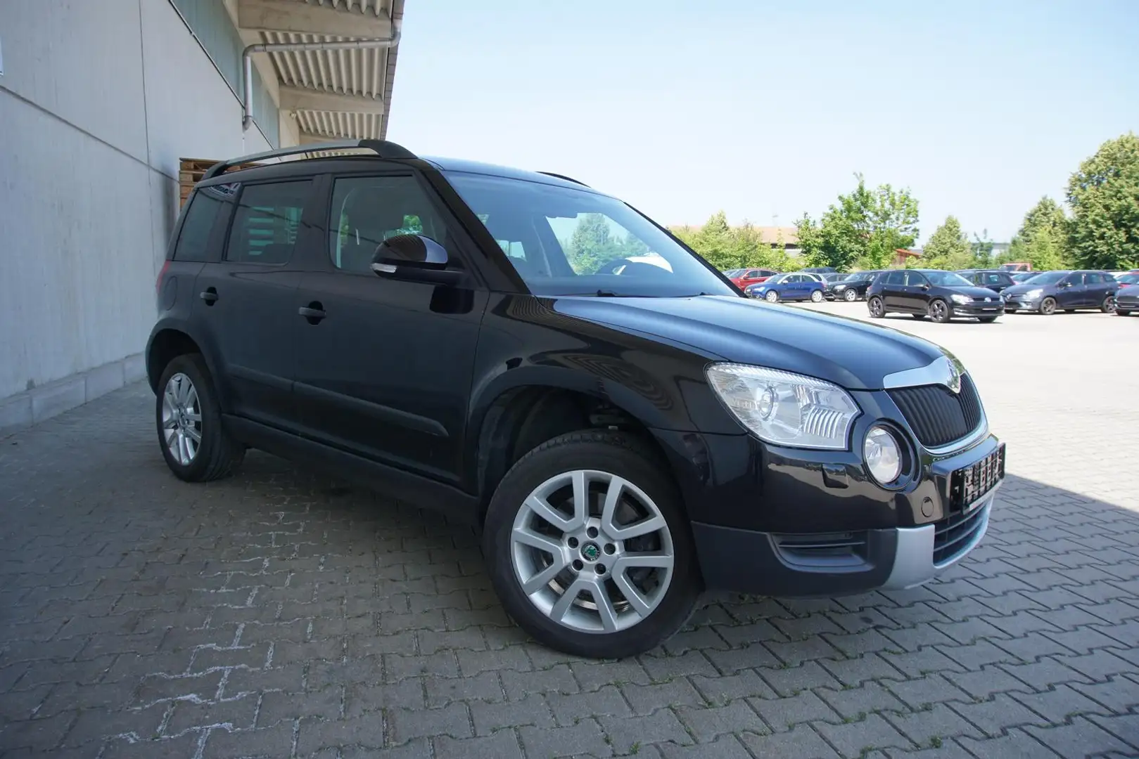 Skoda Yeti 2.0TDI 4x4 AHK Navi Xenon PDC SHZ Tempomat Schwarz - 1