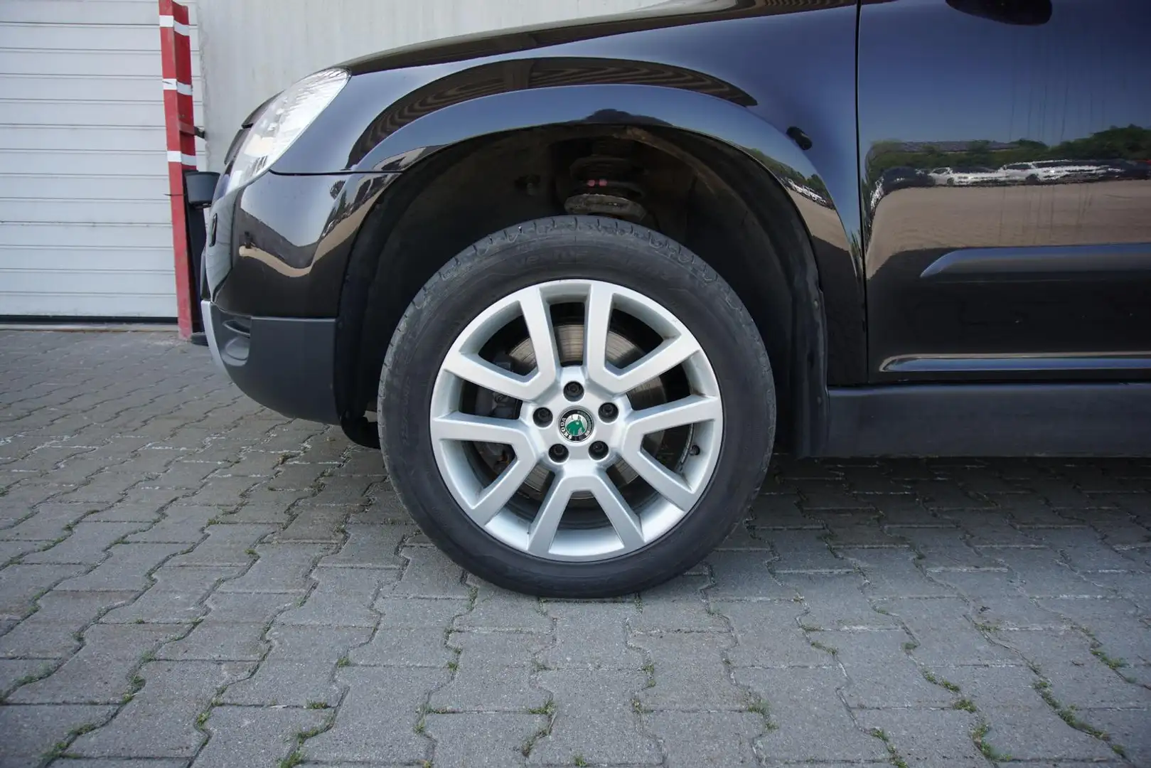 Skoda Yeti 2.0TDI 4x4 AHK Navi Xenon PDC SHZ Tempomat Schwarz - 2