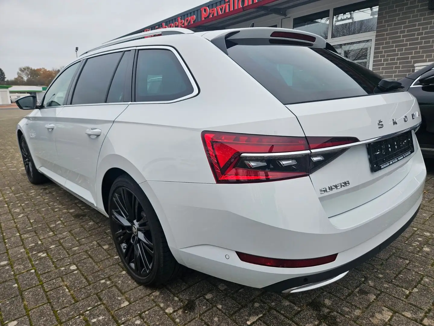 Skoda Superb Combi L&K AHK LEDER LHZ KAM VCP CANTON Weiß - 2