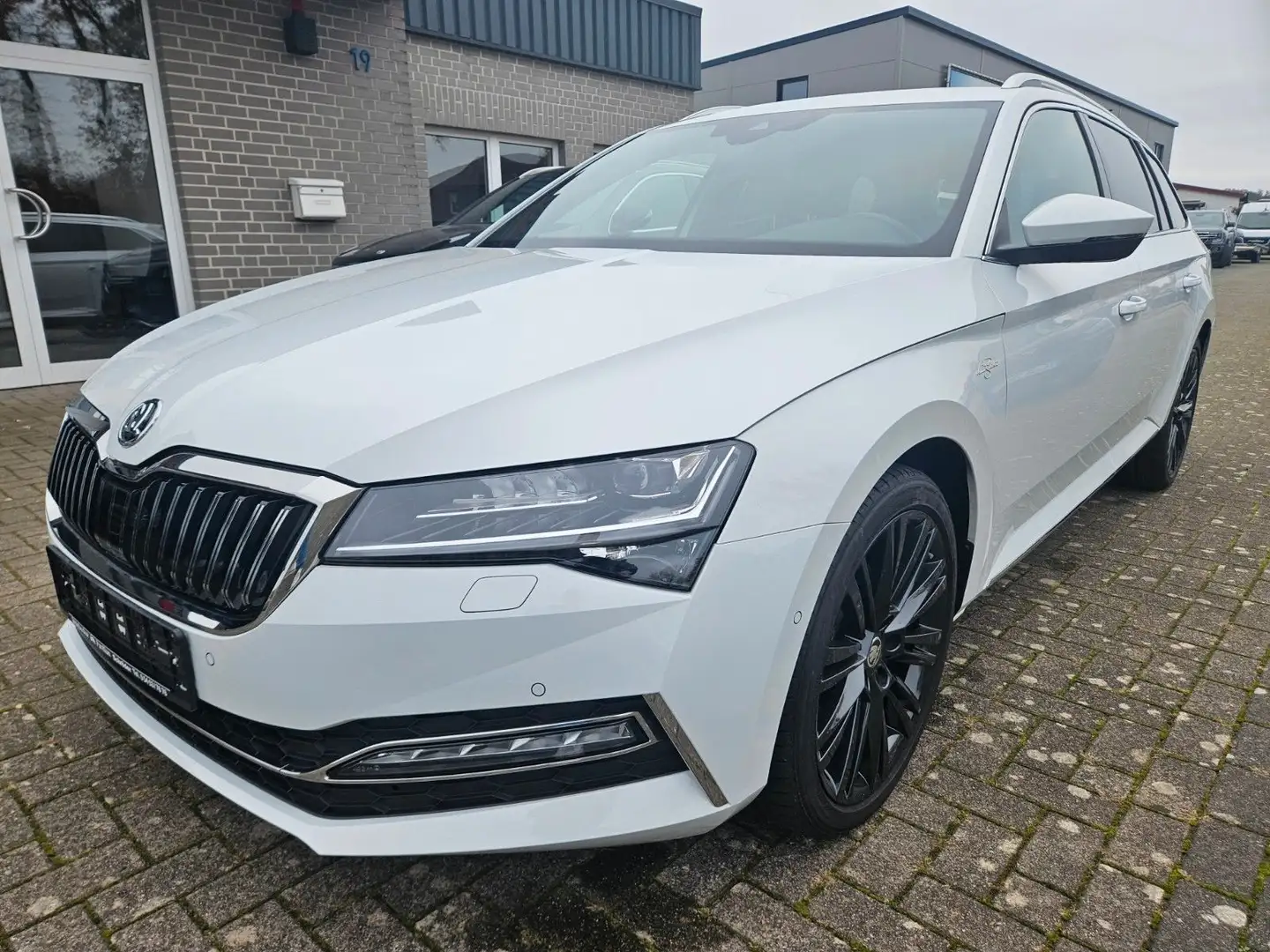 Skoda Superb Combi L&K AHK LEDER LHZ KAM VCP CANTON Weiß - 1