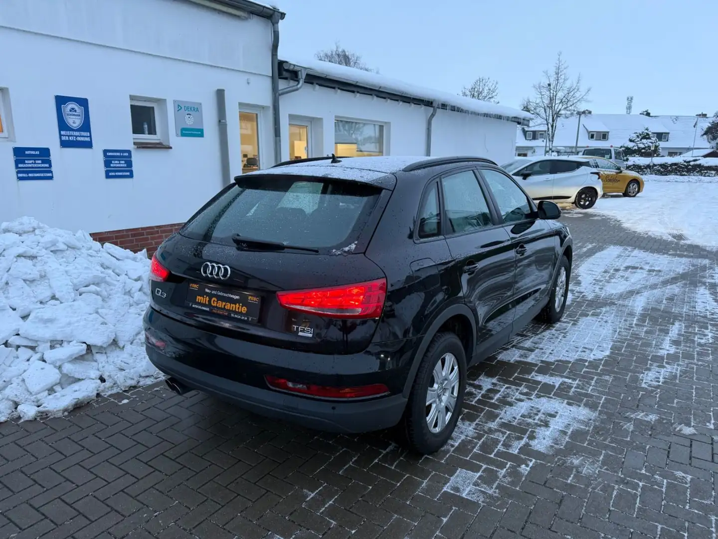 Audi Q3 1.4 TFSI*XENON*NAVI*AHK* Schwarz - 2