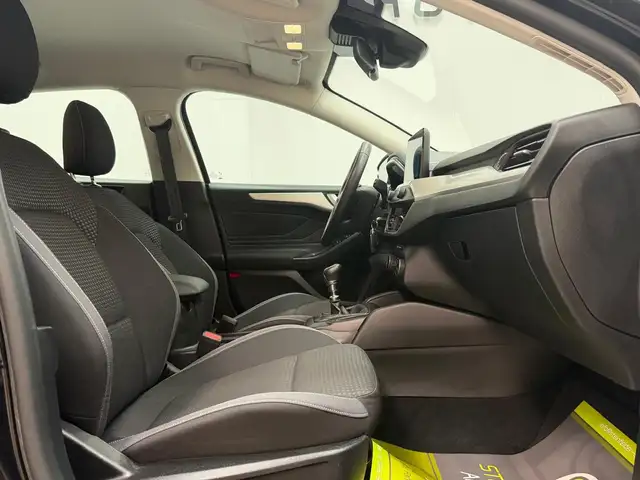Ford Focus view 12