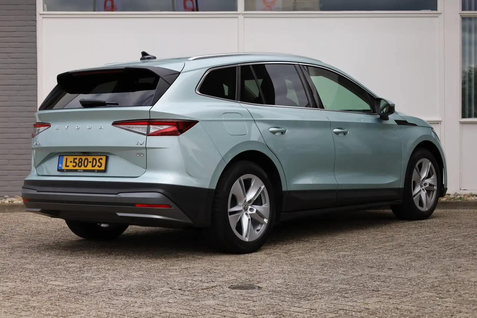 Skoda Enyaq iV 60 180pk | Achteruitrijcamera | Stoelverwarming Grijs - 2