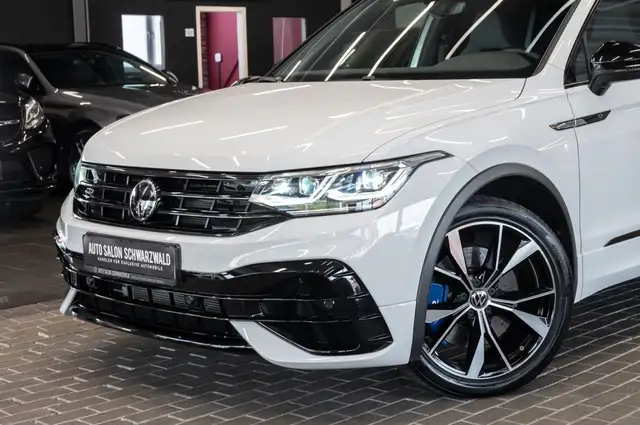 Volkswagen Tiguan view 3
