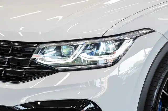 Volkswagen Tiguan view 4