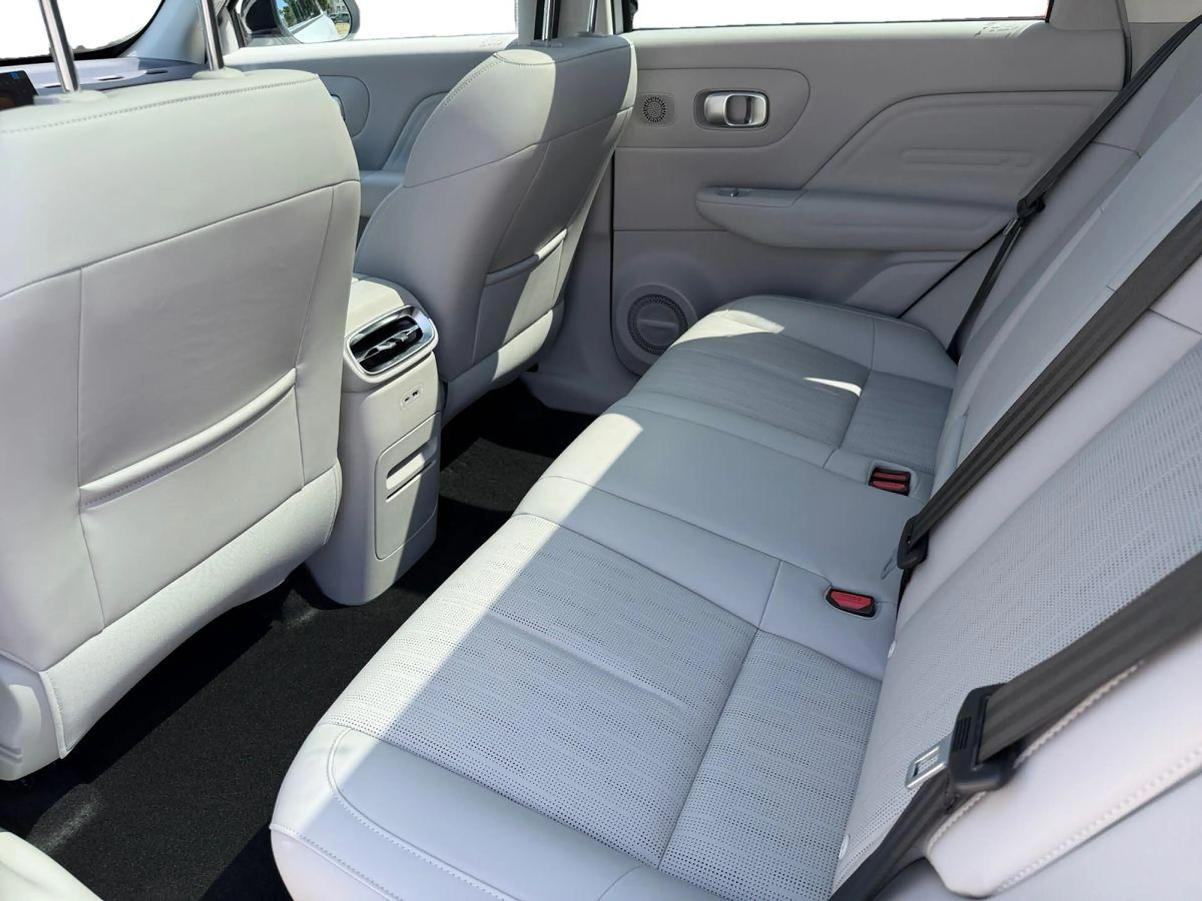 Leapmotor B10 REEV Hybrid EV Design - ACC/PANO/NAVI/360° — photo 8