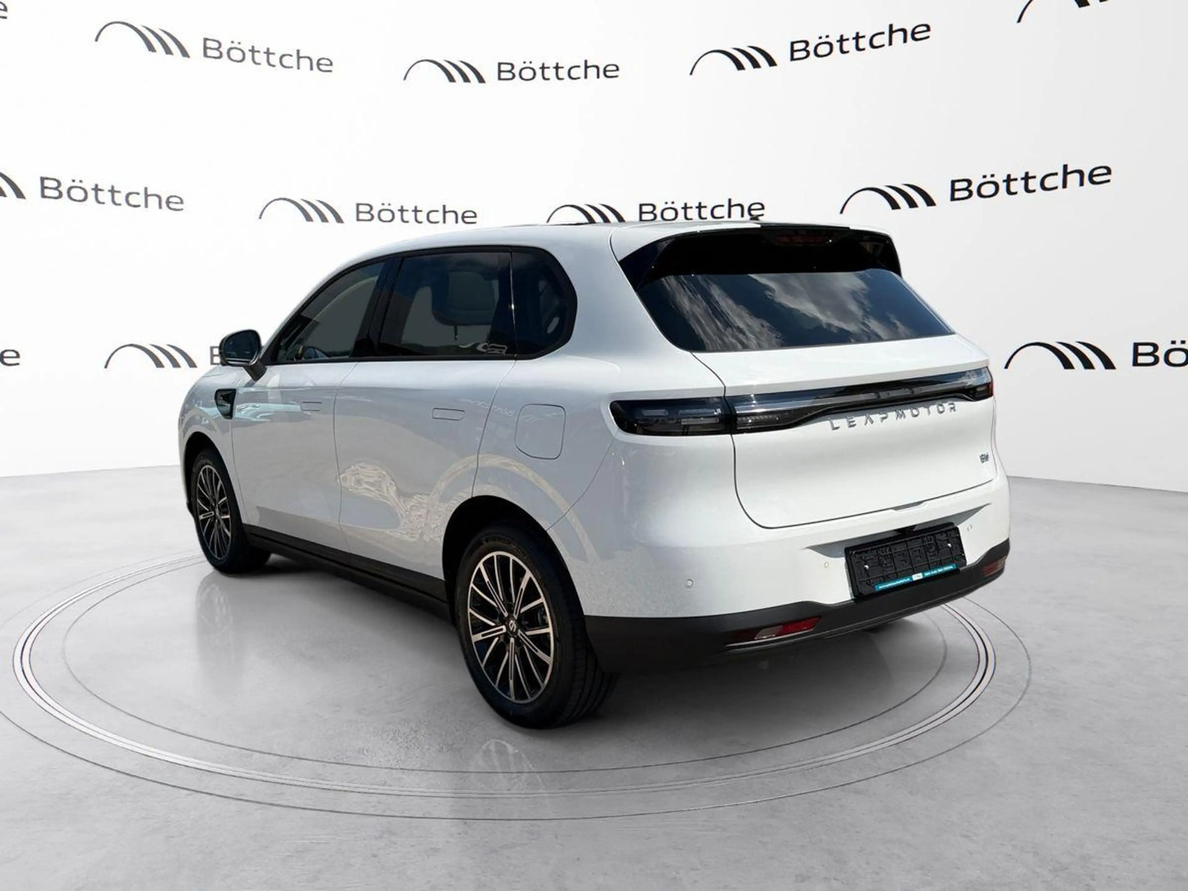Leapmotor B10 REEV Hybrid EV Design - ACC/PANO/NAVI/360° — photo 3