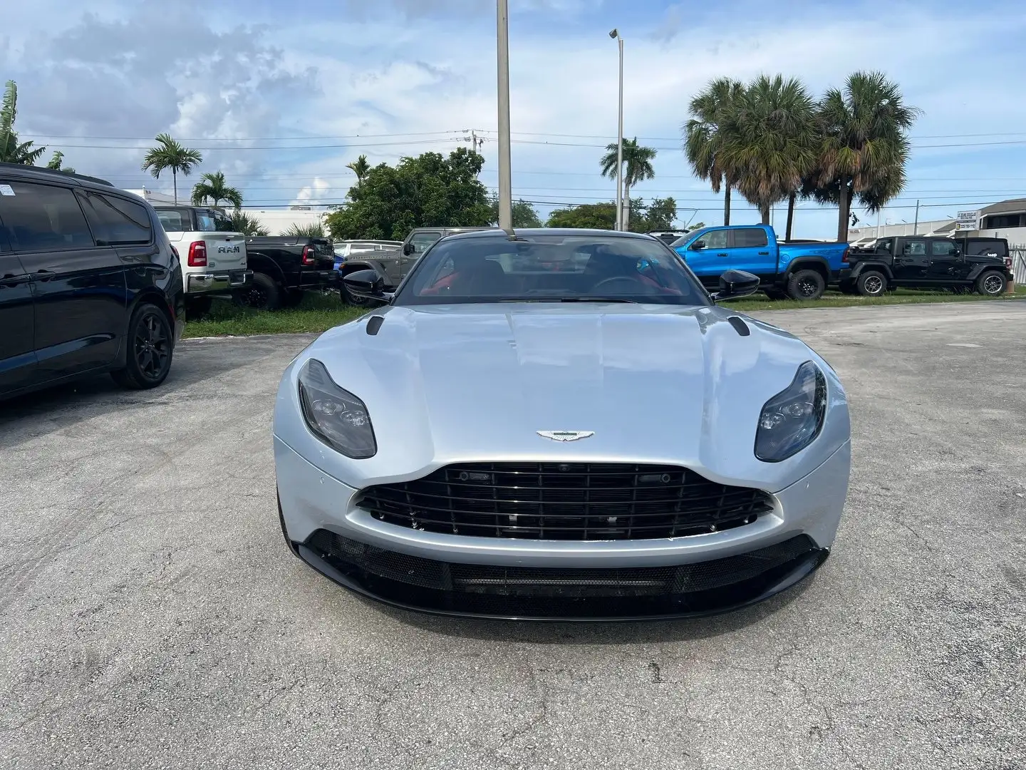 Aston Martin DB11 Silber - 2