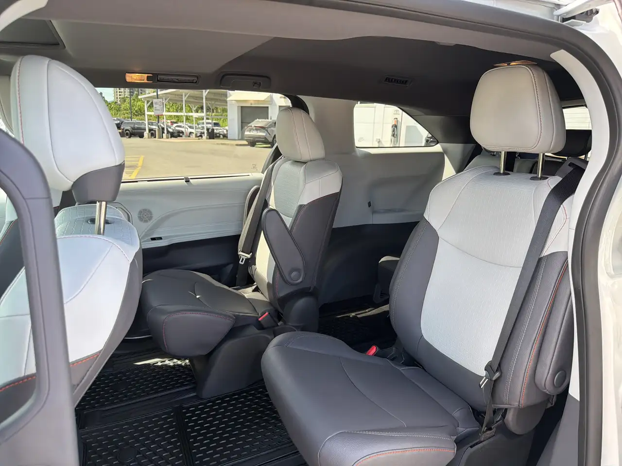 Toyota Sienna photo Toyota Sienna