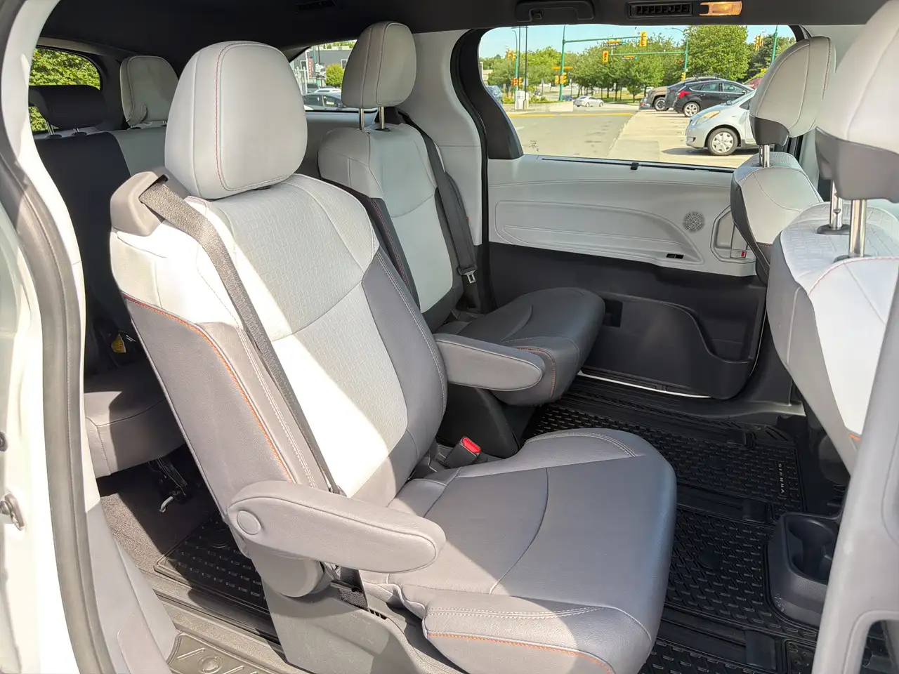 Toyota Sienna photo Toyota Sienna