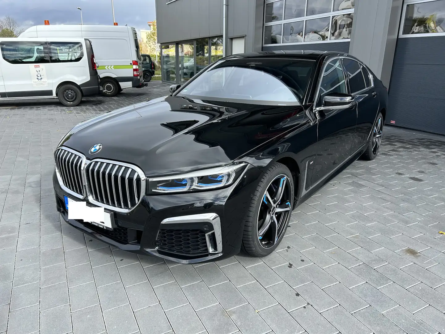 BMW 750 750i xDrive M-Sportpaket NAVI MASSAGE LASER AHK Czarny - 2