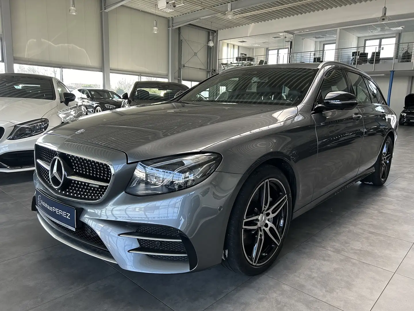 Mercedes-Benz E 43 AMG T 4M MEMORY-COMAND-AHK-AIRMATIC-360° Grau - 2