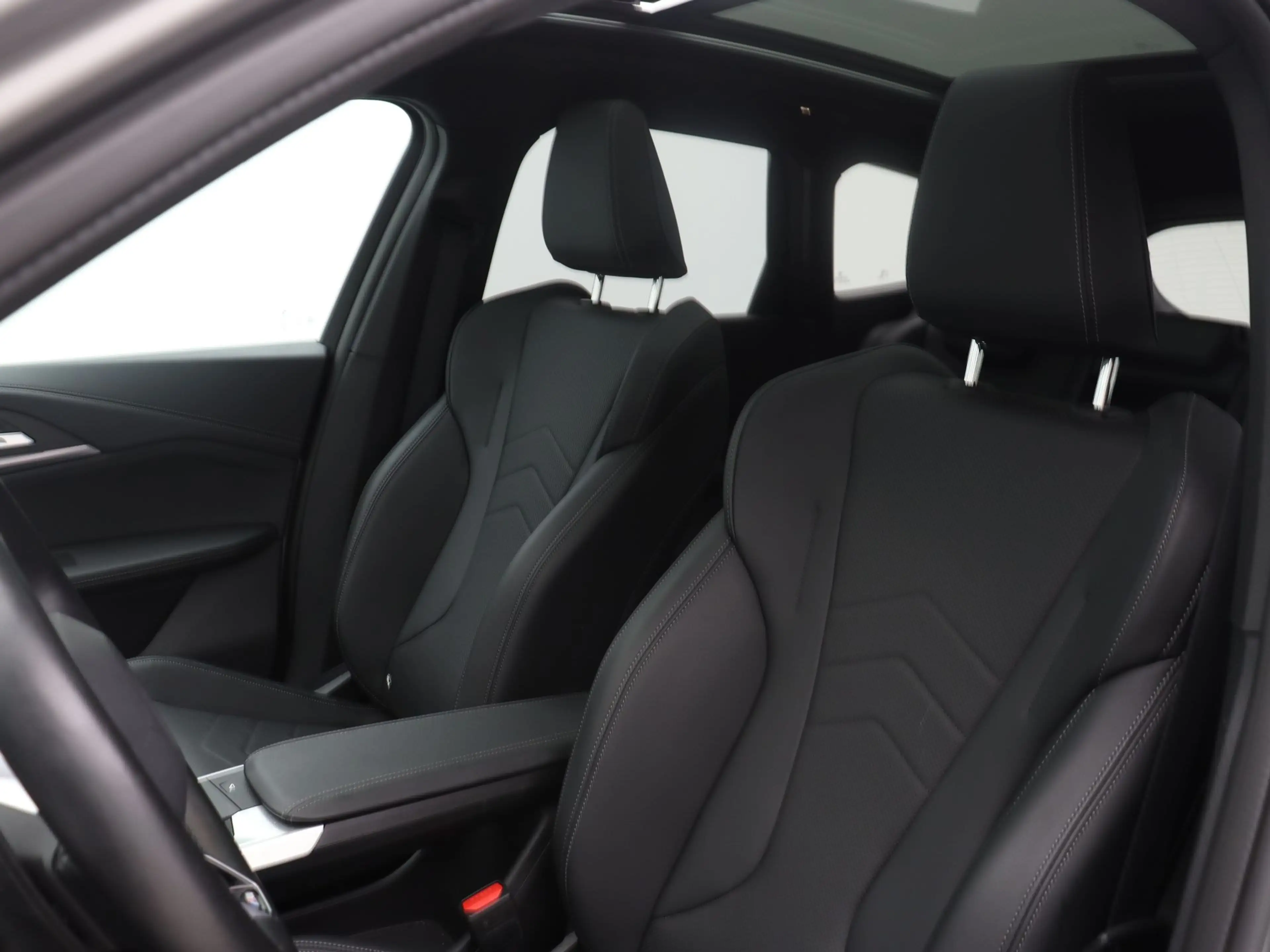 BMW iX1 eDrive20 M Sport Edition — photo 4